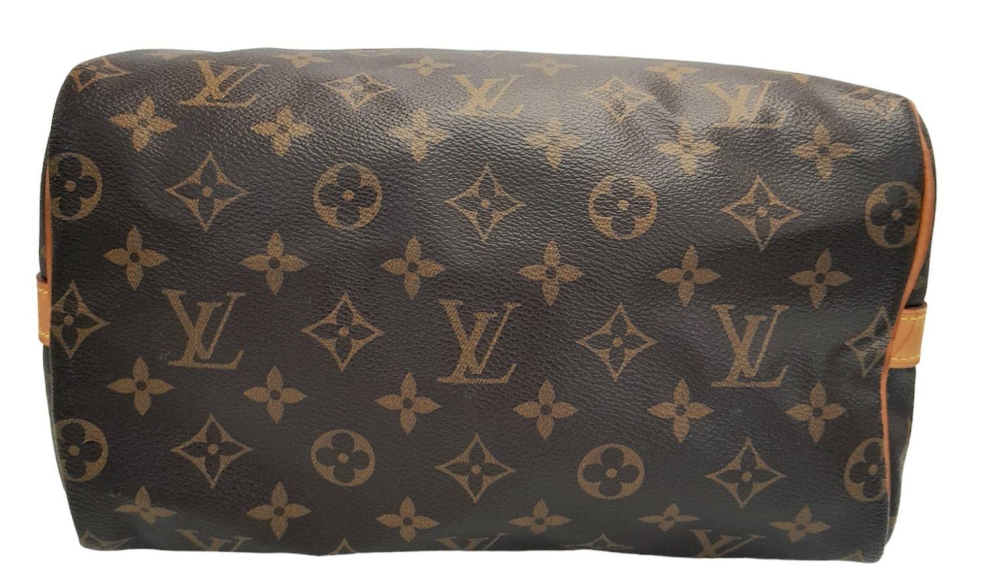 A Louis Vuitton Speedy Bag. Monogramed canvas exterior with gold-toned hardware, two rolled - Bild 4 aus 12