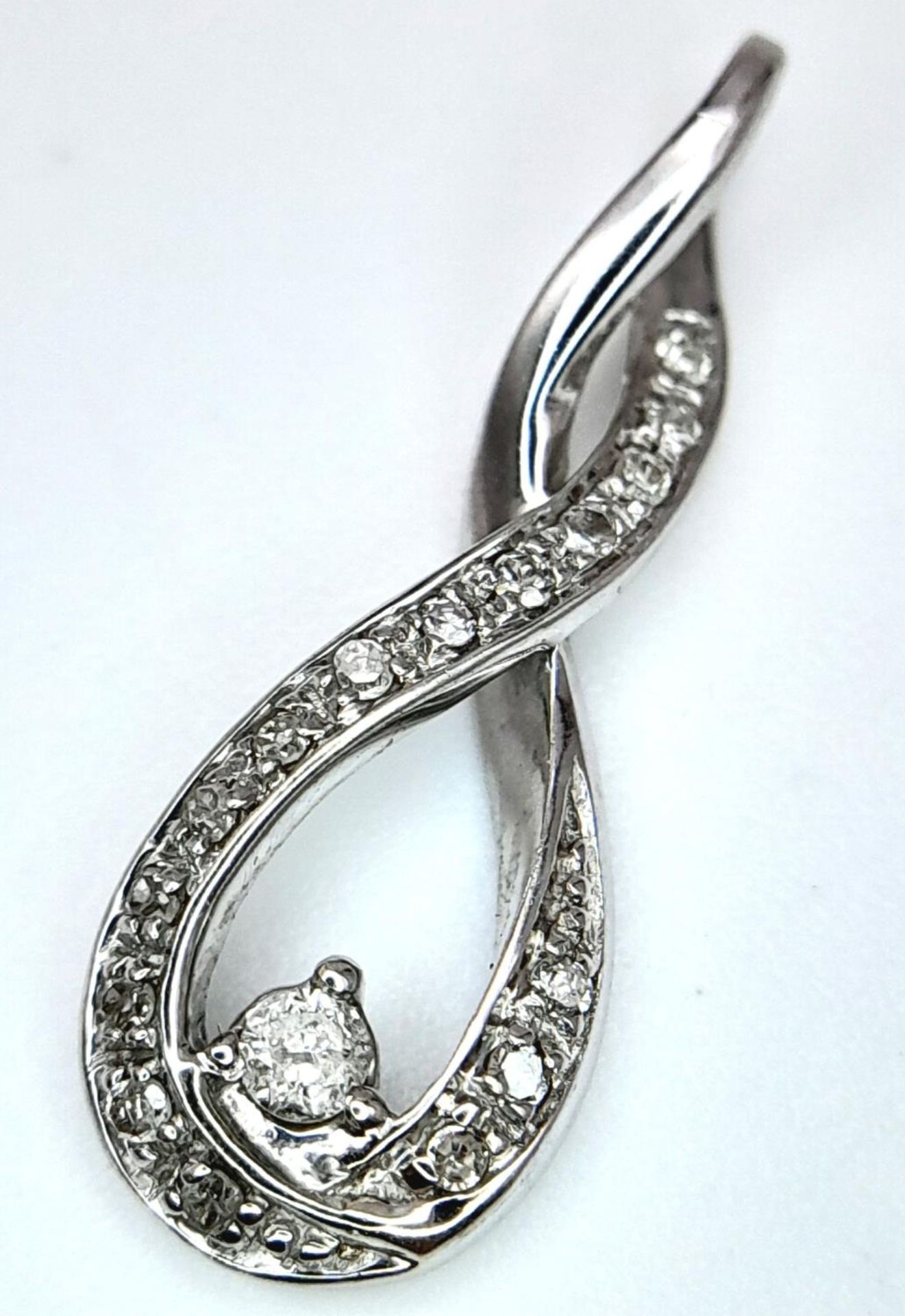 A 9K WHITE GOLD DIAMOND SET TWIST DROP PENDANT 0.9G , 20mm x 8mm. SC 9014