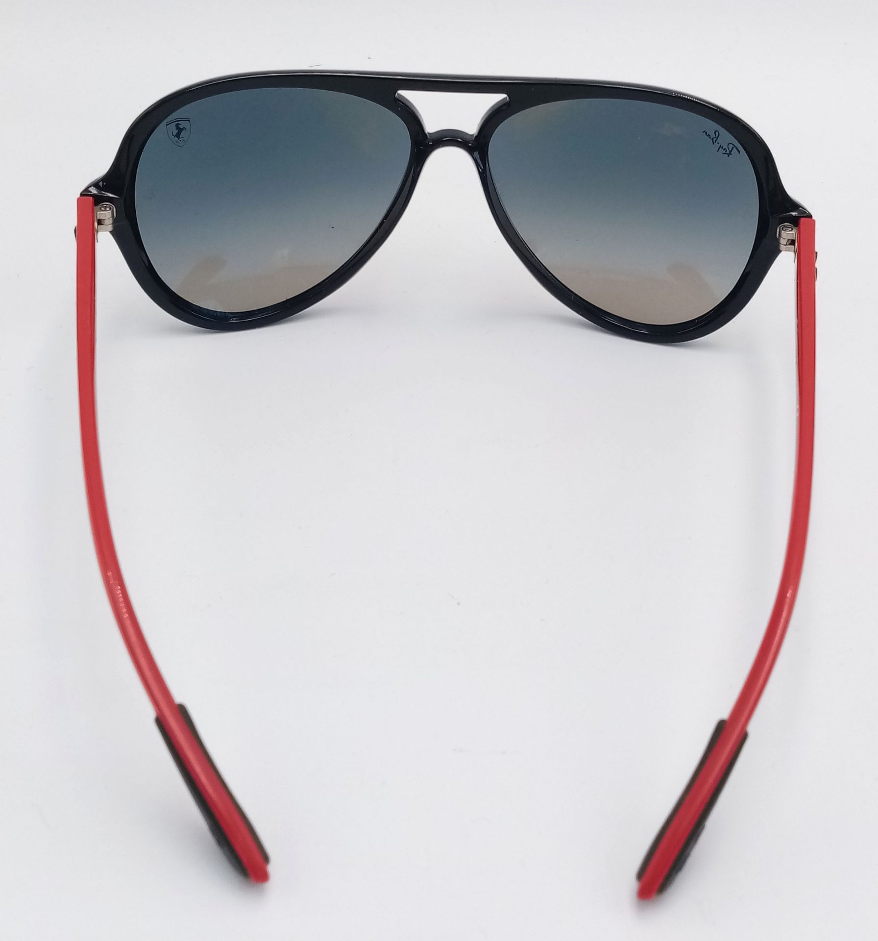A Pair of Ray Ban Sunglasses with Case. - Bild 3 aus 9