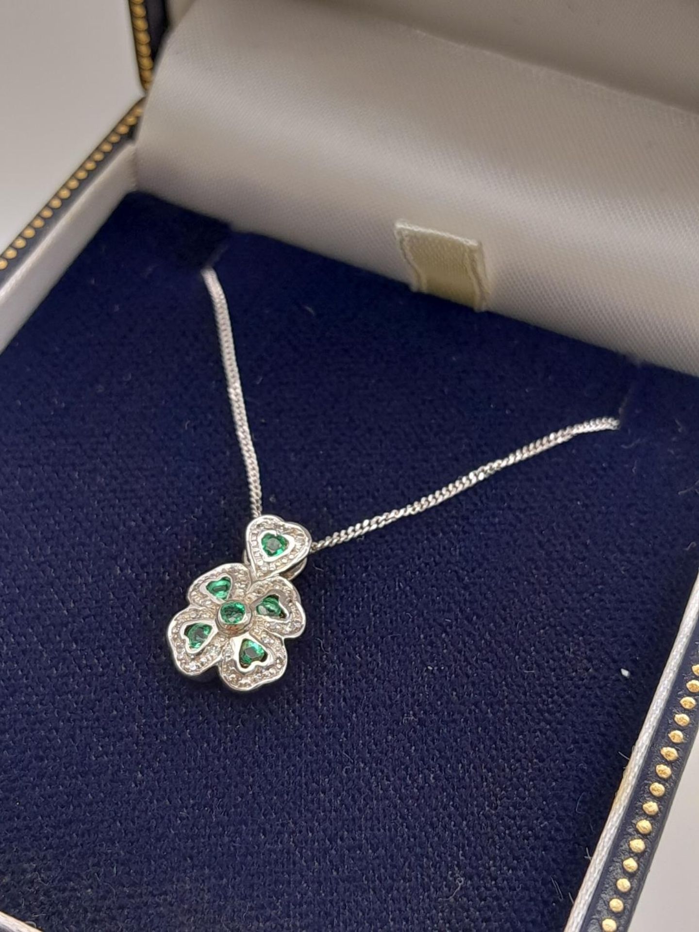 A 9K White Gold Emerald Clover Pendant on Necklace. Comes with presentation case. 1.4cm pendant, - Image 6 of 8