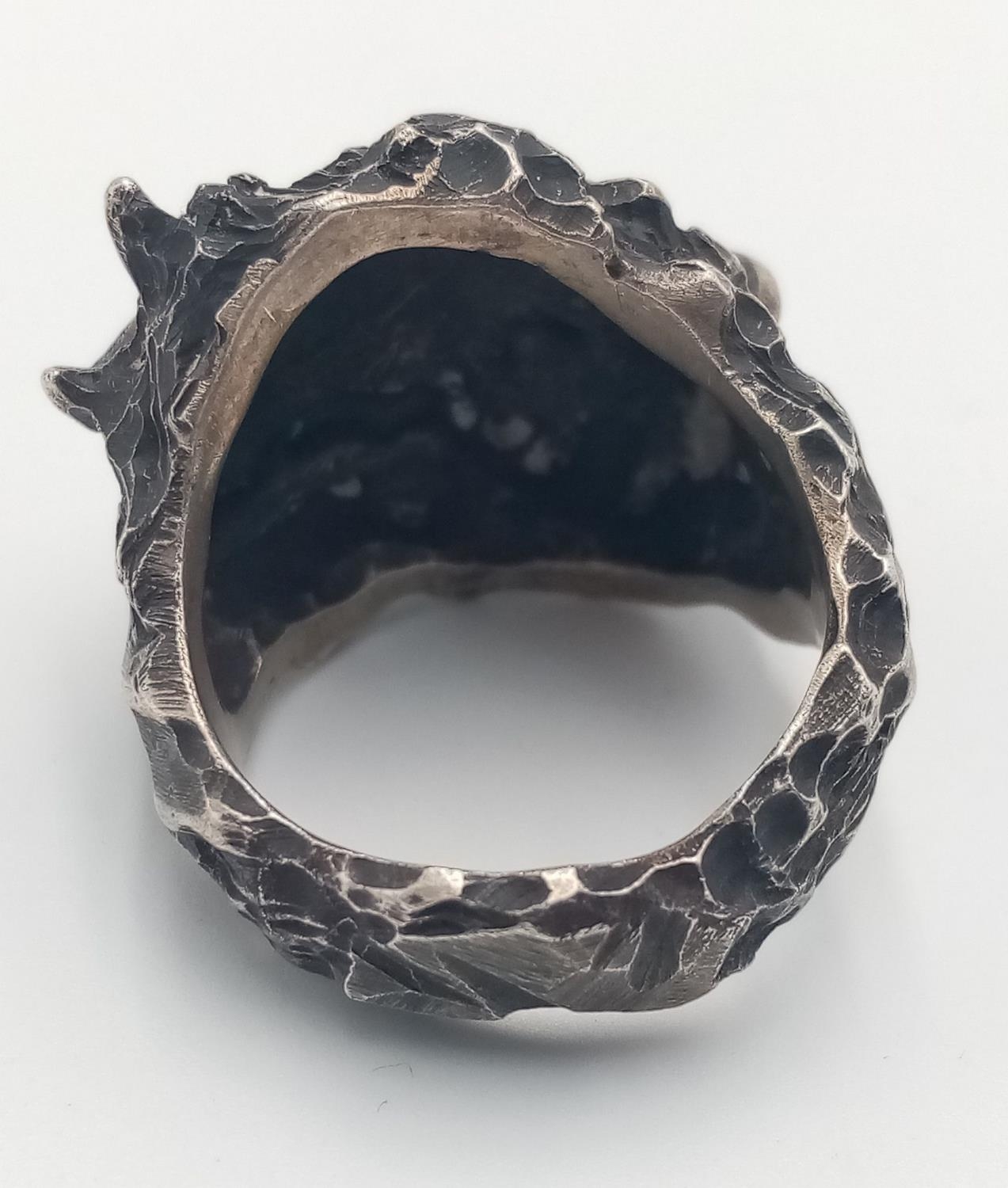 A STERLING SILVER (TESTED AS) DRAGONS HEAD RING 17.4G SIZE P 1/2. SC 9084 - Image 3 of 4