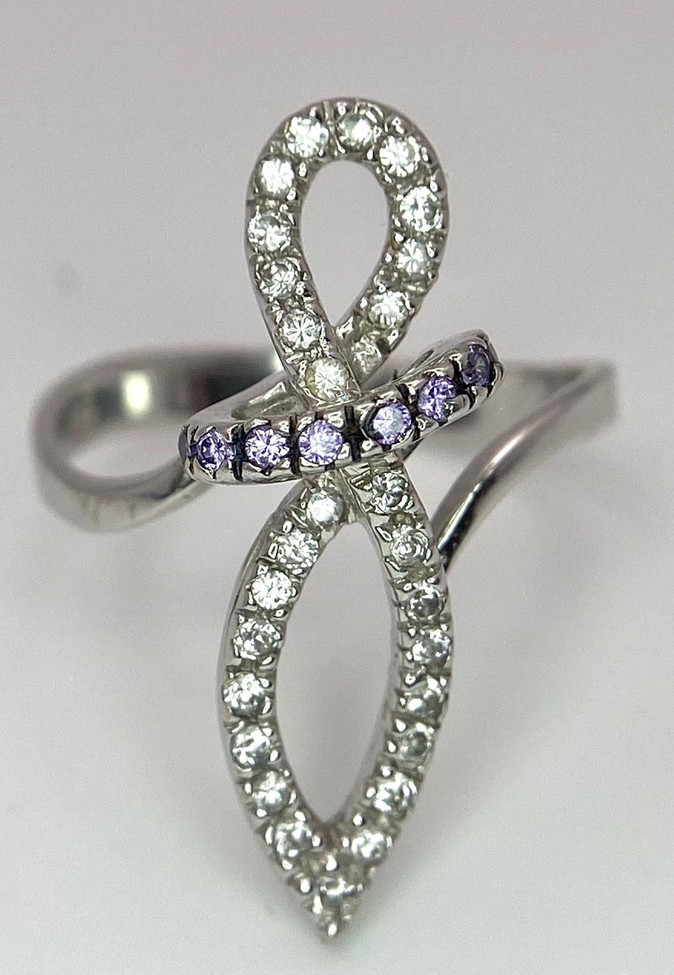 An 18K White Gold CZ Fancy Knot Ring. Size O. 3.9g weight. - Image 5 of 7