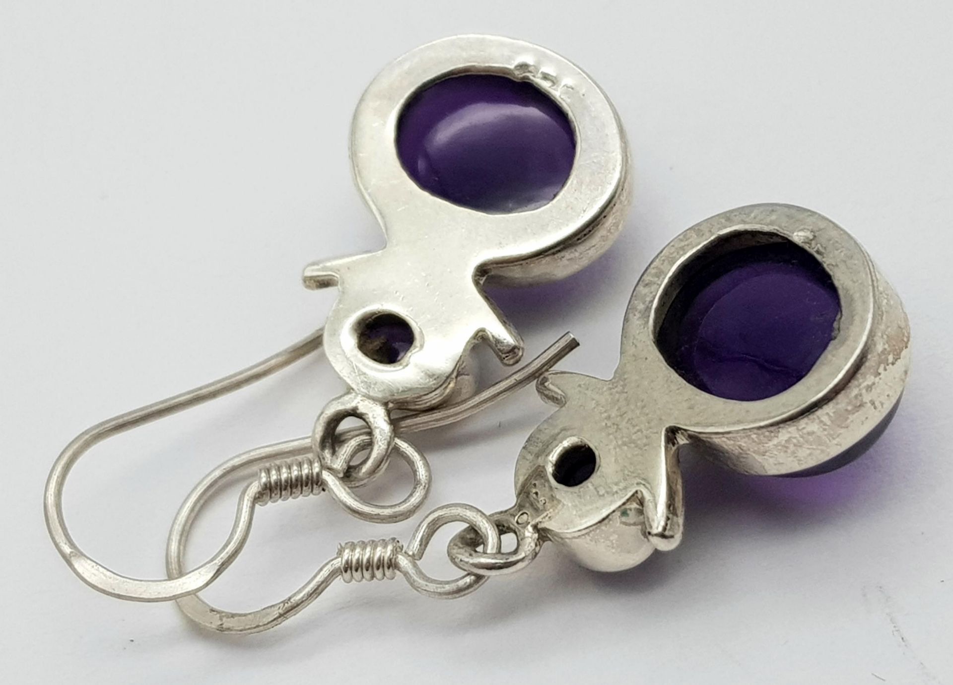 A Pair of Sterling Silver Oval Cut Amethyst Earrings. 3cm Drop. Set with a 1.2cm & 6mm Amethyst - Image 3 of 4