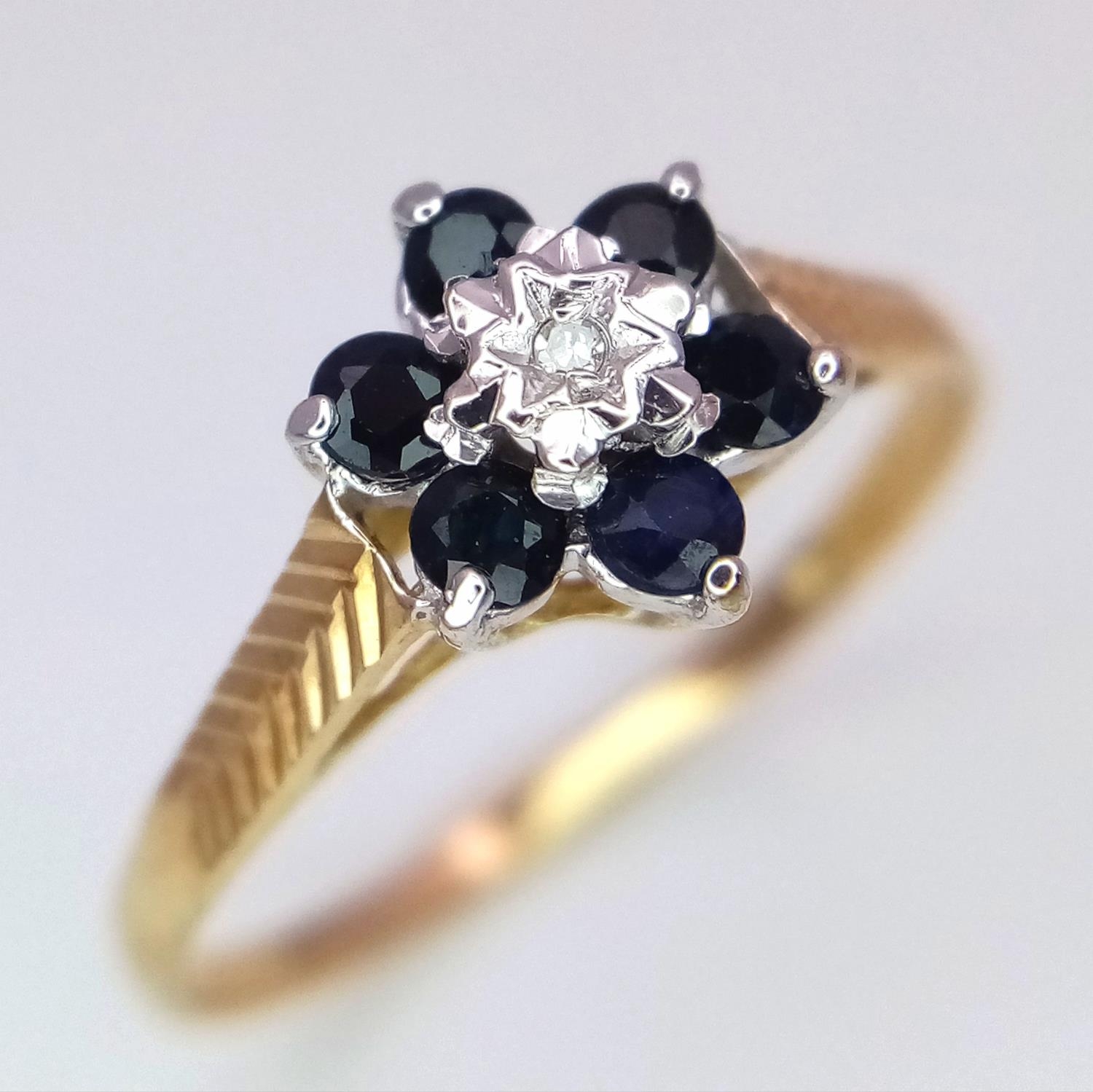 A 9K YELLOW GOLD DIAMOND & SAPPHIRE RING, IN THE FLORAL DESIGN 1.1G SIZE N. ref:SPAS 9006