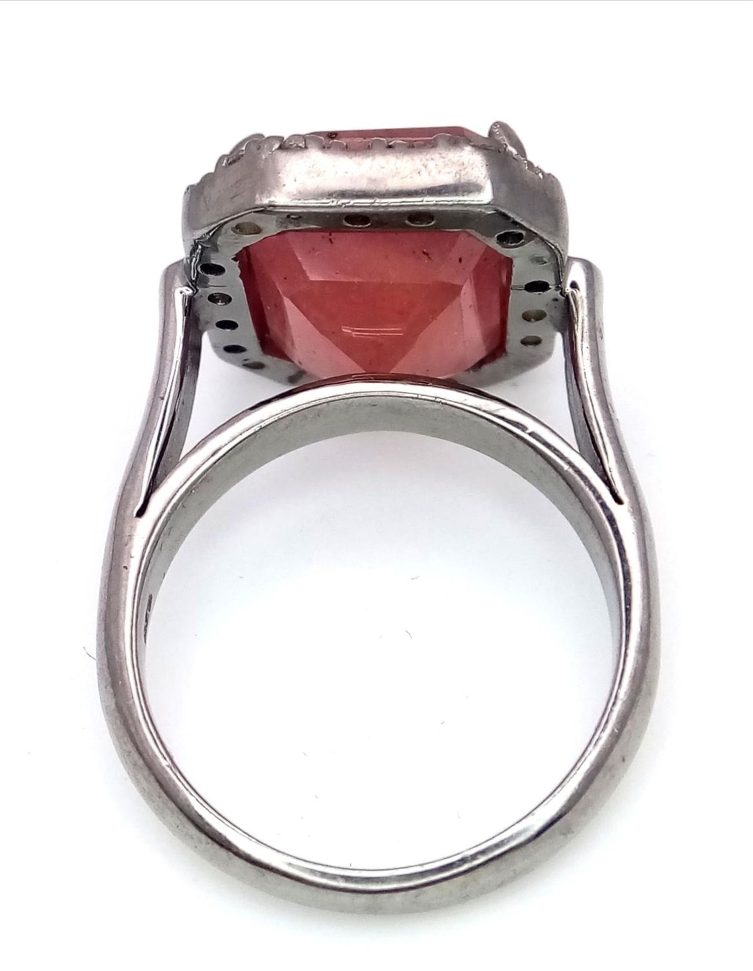 A Ruby Gemstone Ring with a Diamond Surround. 5.5ct ruby and diamonds - 0.55ctw. Set in 925 - Image 3 of 5