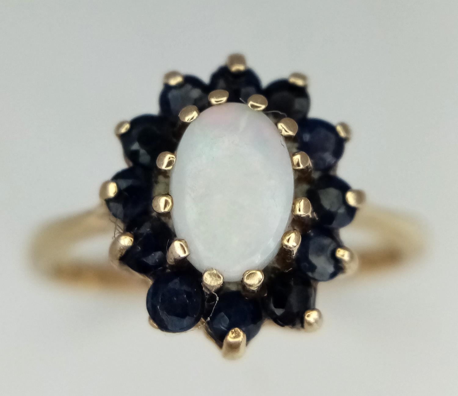 A 9K YELLOW GOLD SAPPHIRE & OPAL CLUSTER RING 2G SIZE L 1/2. SC 9075 - Image 2 of 5