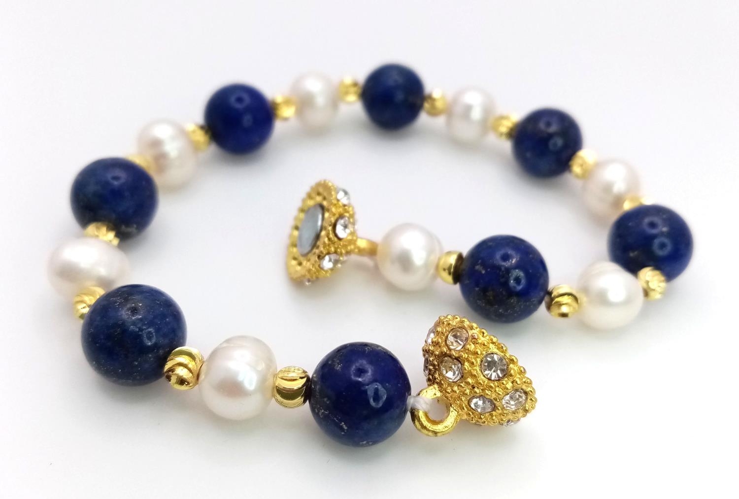 A Lapis Lazuli and Cultured Pearl Bracelet with Glitterball Clasp. 18cm - Image 2 of 4