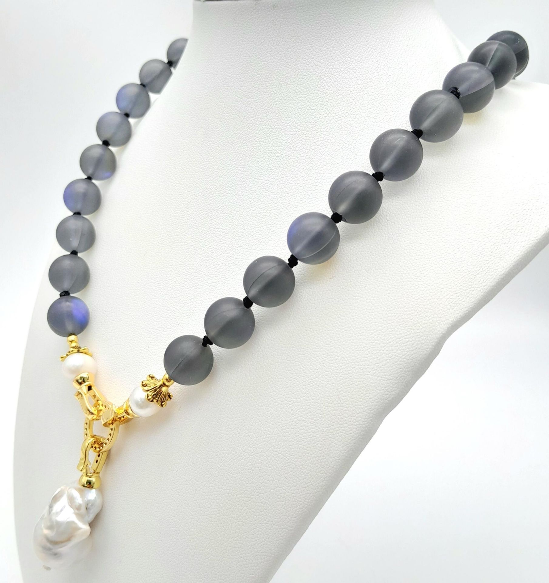 A Hypnotic Grey/Blue Moonstone Beaded Necklace with Baroque Pearl Drop Pendant. 12mm beads. 6cm - Image 3 of 4