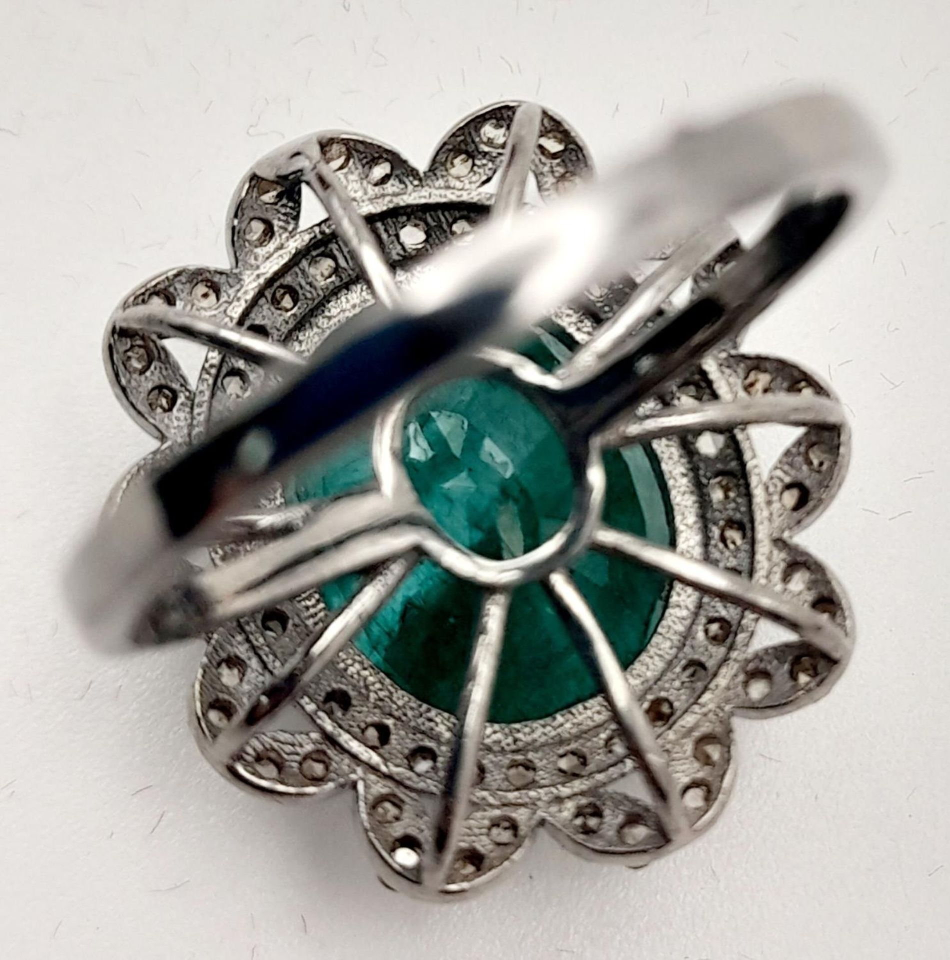A 6.15ct Emerald Ring with 0.75ctw of Diamond Accents. Set in 925 Silver. Size N. Comes with a - Image 5 of 6
