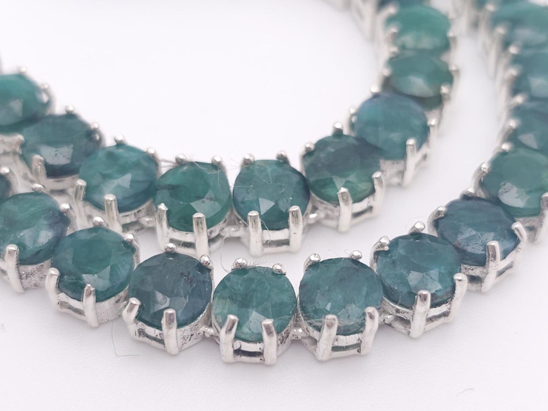An Emerald Round Cut Tennis Necklace. Set in 925 Silver. 44cm length. 50g total weight. Ref: CD-1312 - Bild 3 aus 6