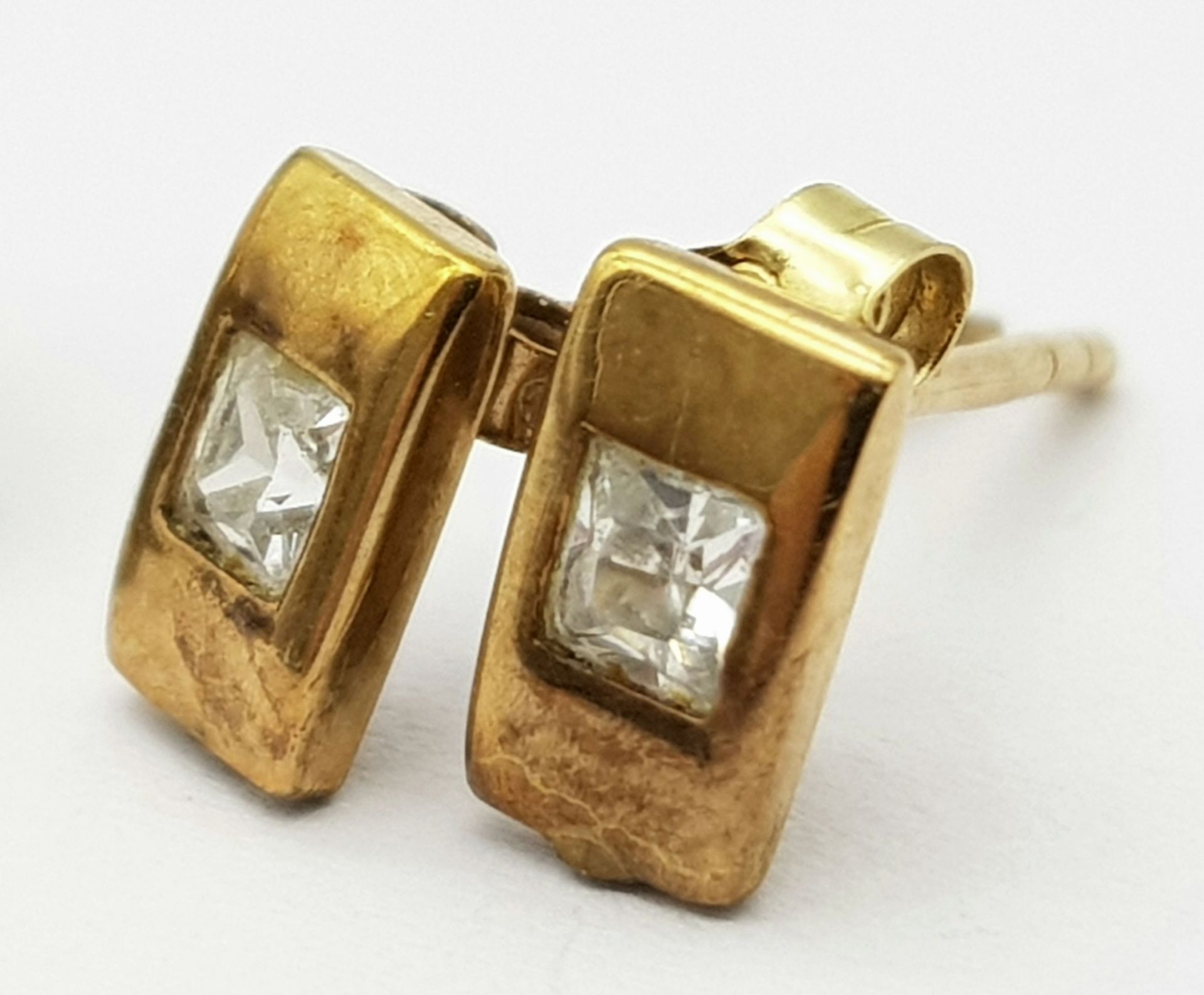 Three pairs of 9 K yellow gold stud earrings, total weight: 2.2 g - Image 2 of 5