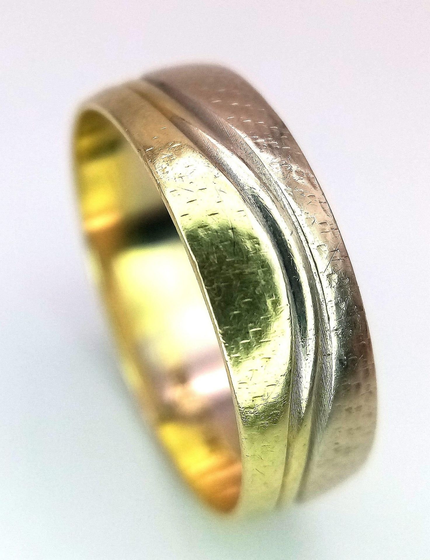A 14K Yellow Gold Band Ring with Swirl Decoration. Size O. 2.9g weight. - Image 2 of 5
