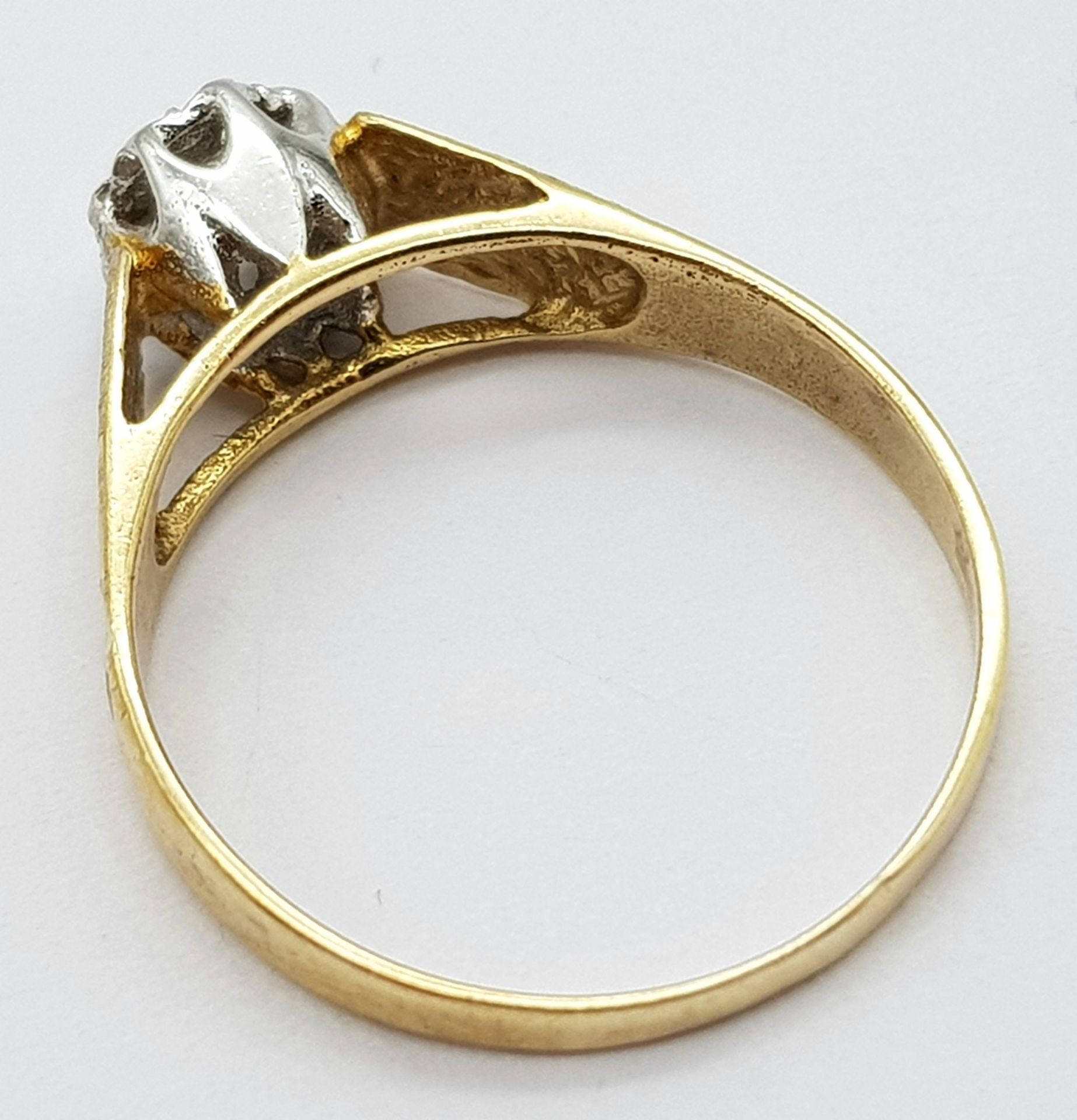 A 9K YELLOW GOLD VINTAGE DIAMOND RING. SIZE P. 1.9G - Image 4 of 5