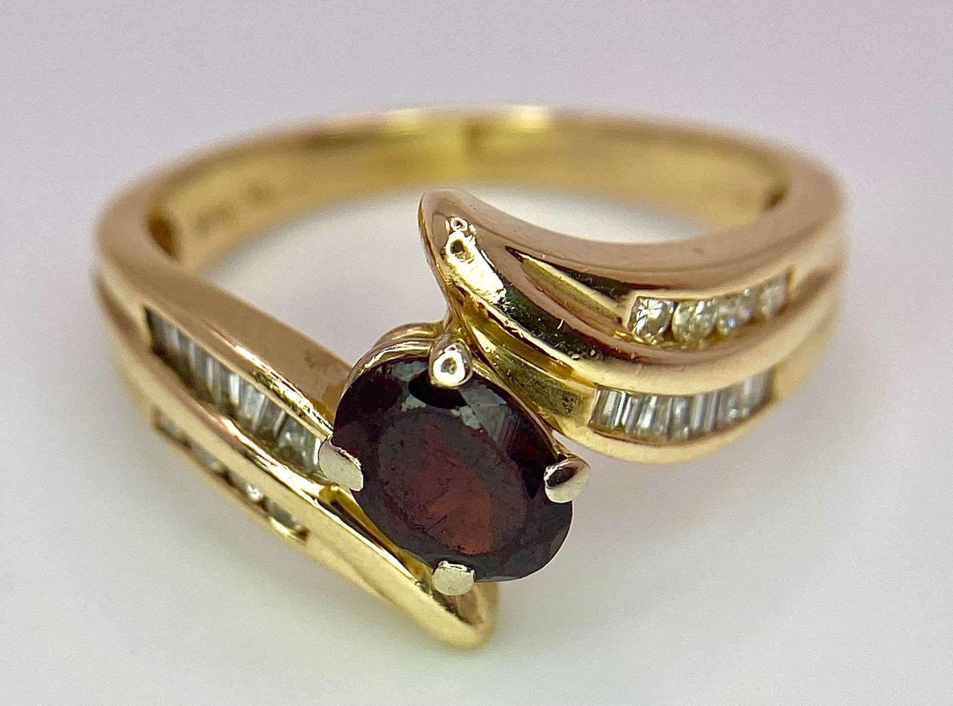 A 14K YELLOW GOLD DIAMOND & GARNET TWISTED RING 0.20CT 5.4G SIZE R SC 9074