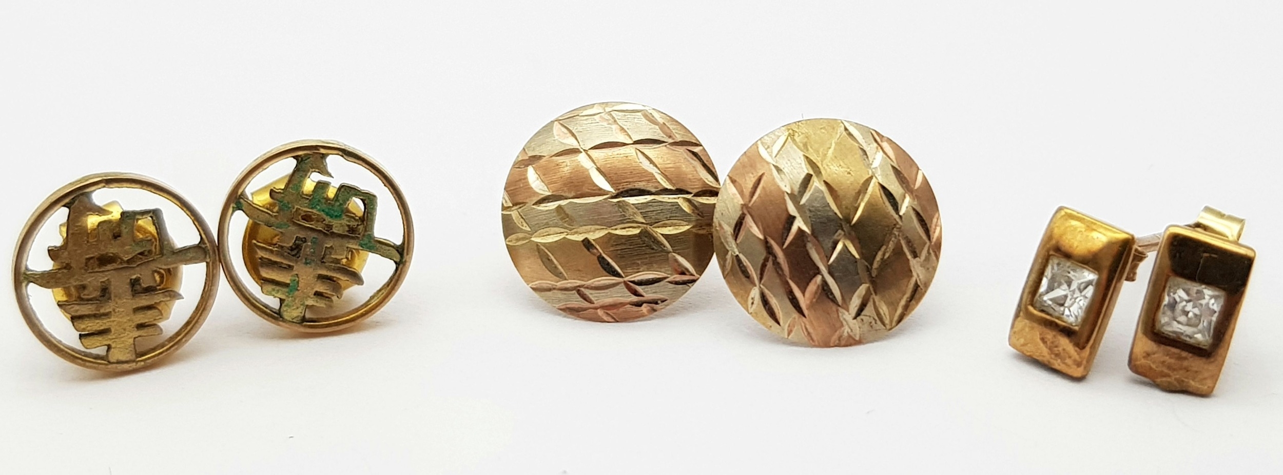 Three pairs of 9 K yellow gold stud earrings, total weight: 2.2 g