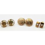 Three pairs of 9 K yellow gold stud earrings, total weight: 2.2 g