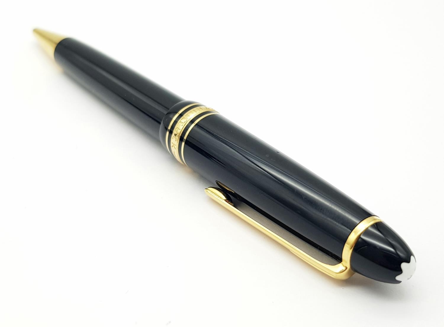 A Montblanc Meisterstruck Black and Gold Tone Ball Point Pen. 15cm. Ref: 016938 - Bild 2 aus 4