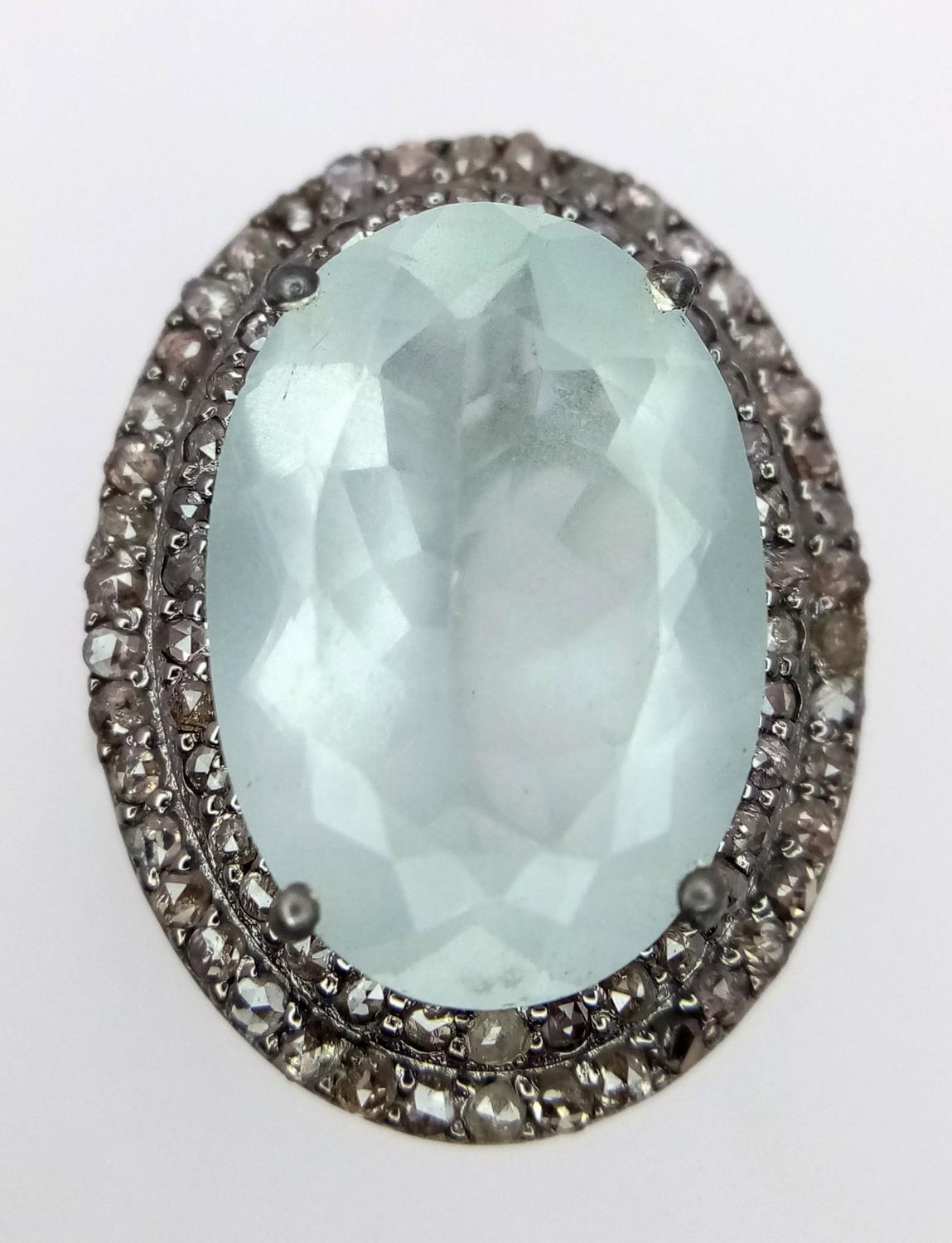 A 7.35ct Aquamarine Gemstone Ring with a 0.90ctw of Diamond Surrounds. Set in 925 Silver. Size N. - Image 2 of 5