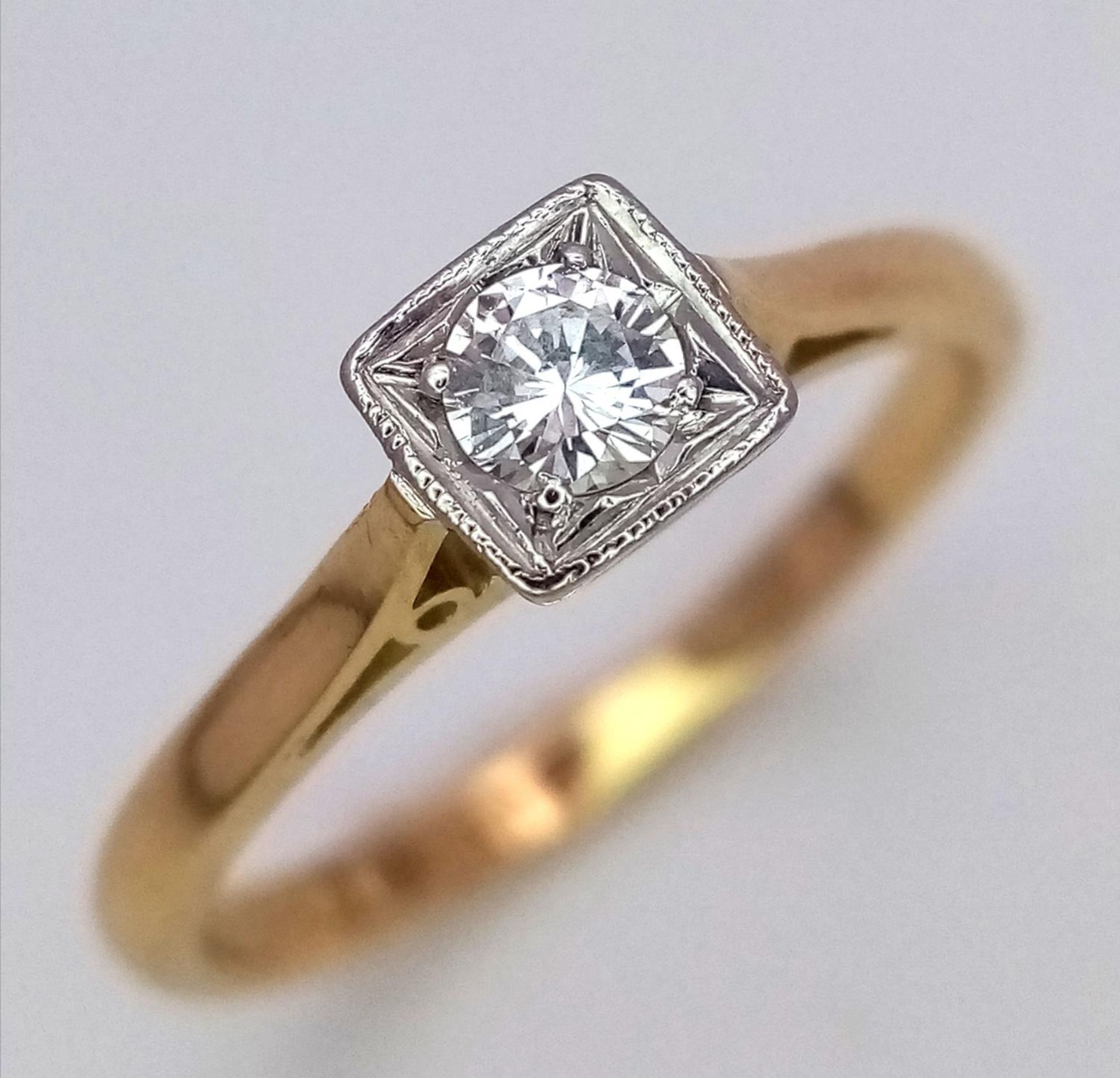 A 18K YELLOW GOLD & PLATINUM DIAMOND SOLITAIRE RING 0.15CT 2.6G SIZE M/N SPAS 9001