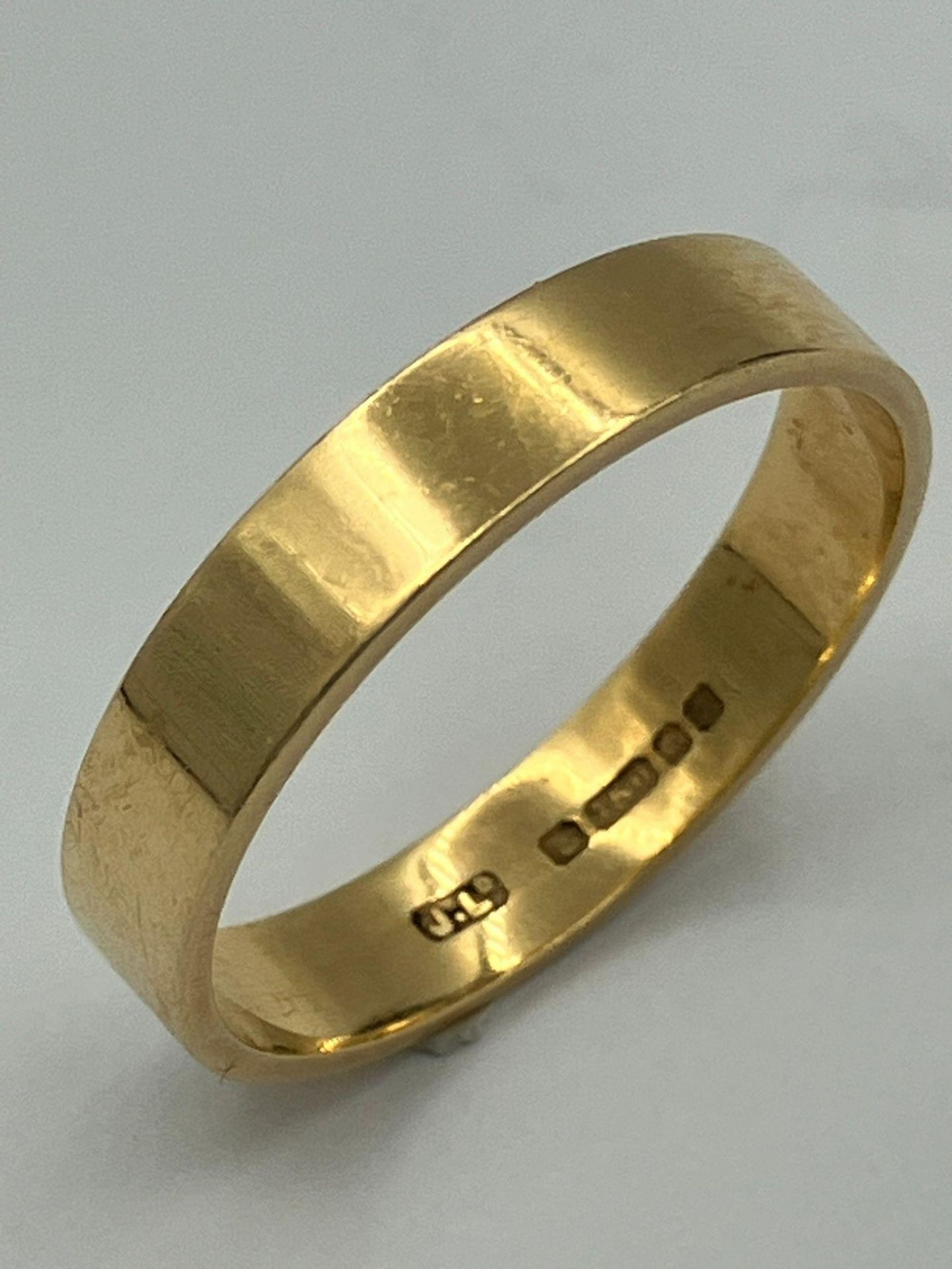 18 carat GOLD BAND RING. Having beautiful smooth clean lines with full UK hallmark. 3.3 grams.