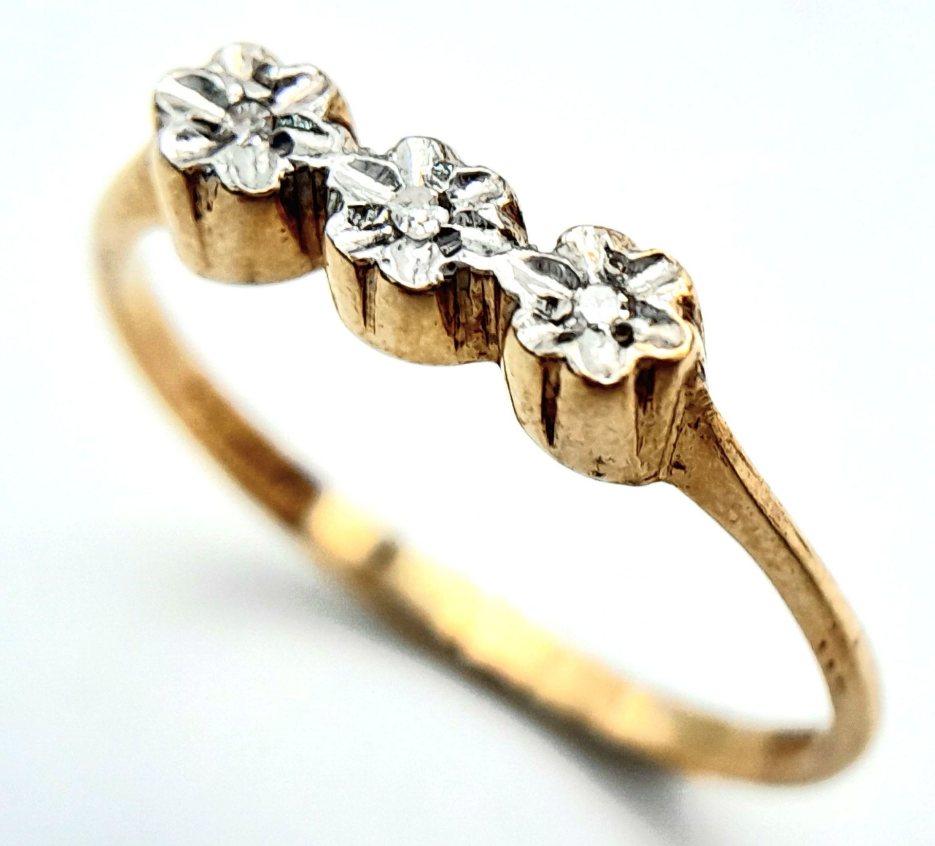 A 9K YELLOW GOLD DIAMOND 3 STONE RING. 1.1G. SIZE M. - Bild 5 aus 7