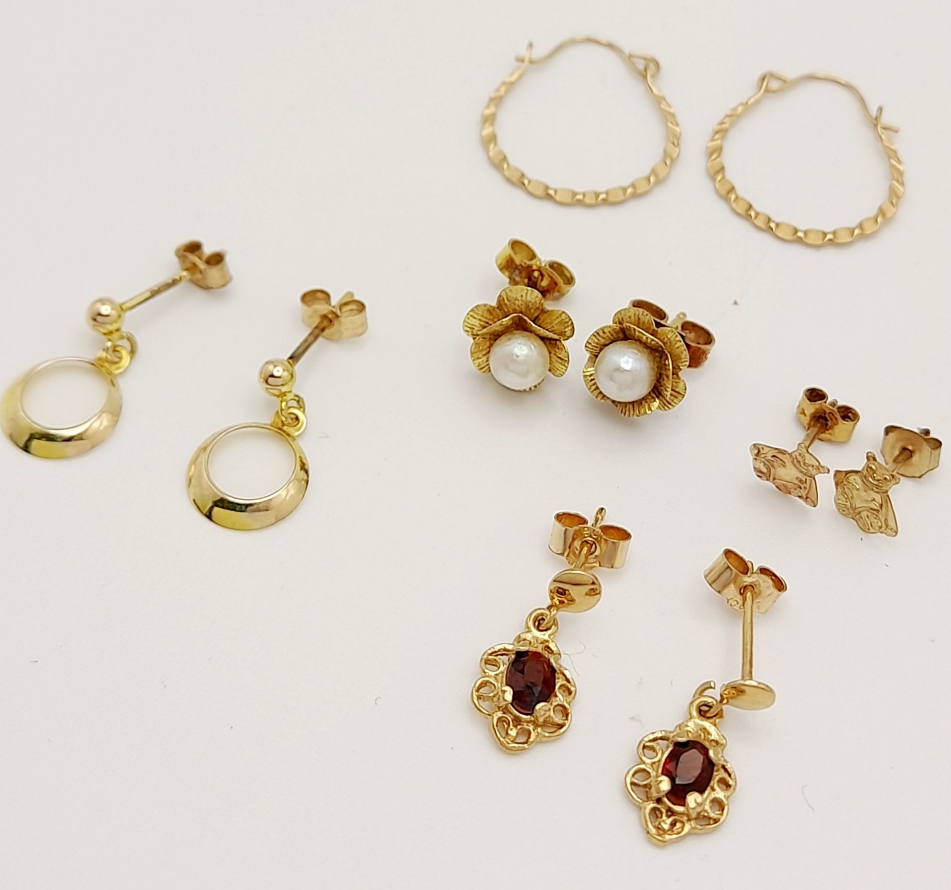 7x pairs of 9ct yellow gold earrings, including garnet and pearl studs, 4.3g total weight. ref: TB01 - Image 2 of 4