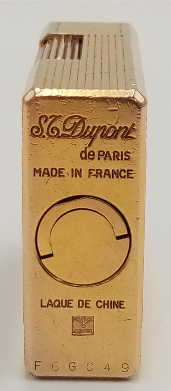 An S.T. Dupont Gold Plated and Black Enamel Lighter. Needs gas and flint. UK MAINLAND SALES ONLY - Bild 3 aus 5