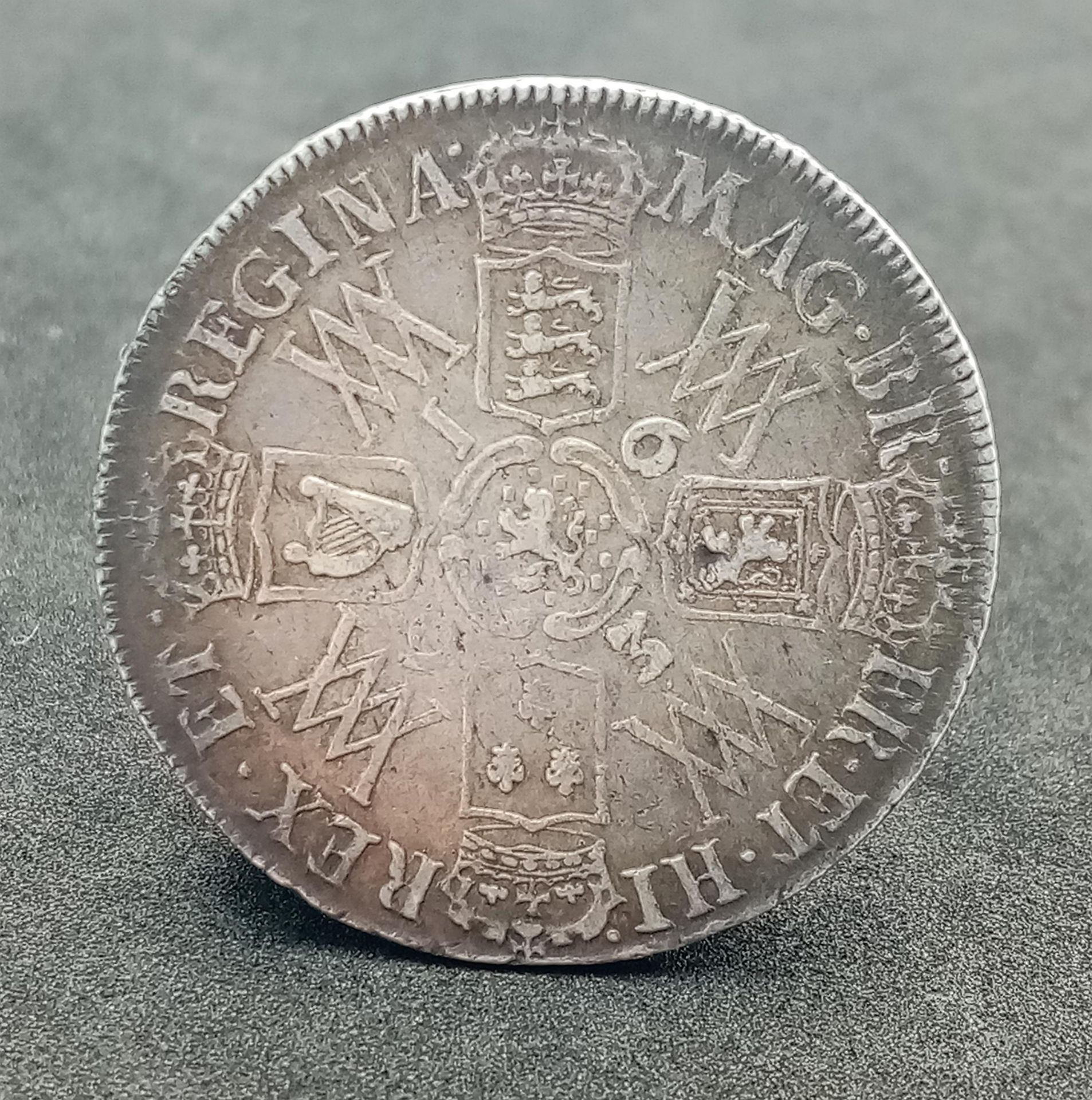 A 1693 Half Crown Qvinto Silver Coin. Inverted 3. VF grade but please see photos. - Bild 2 aus 3