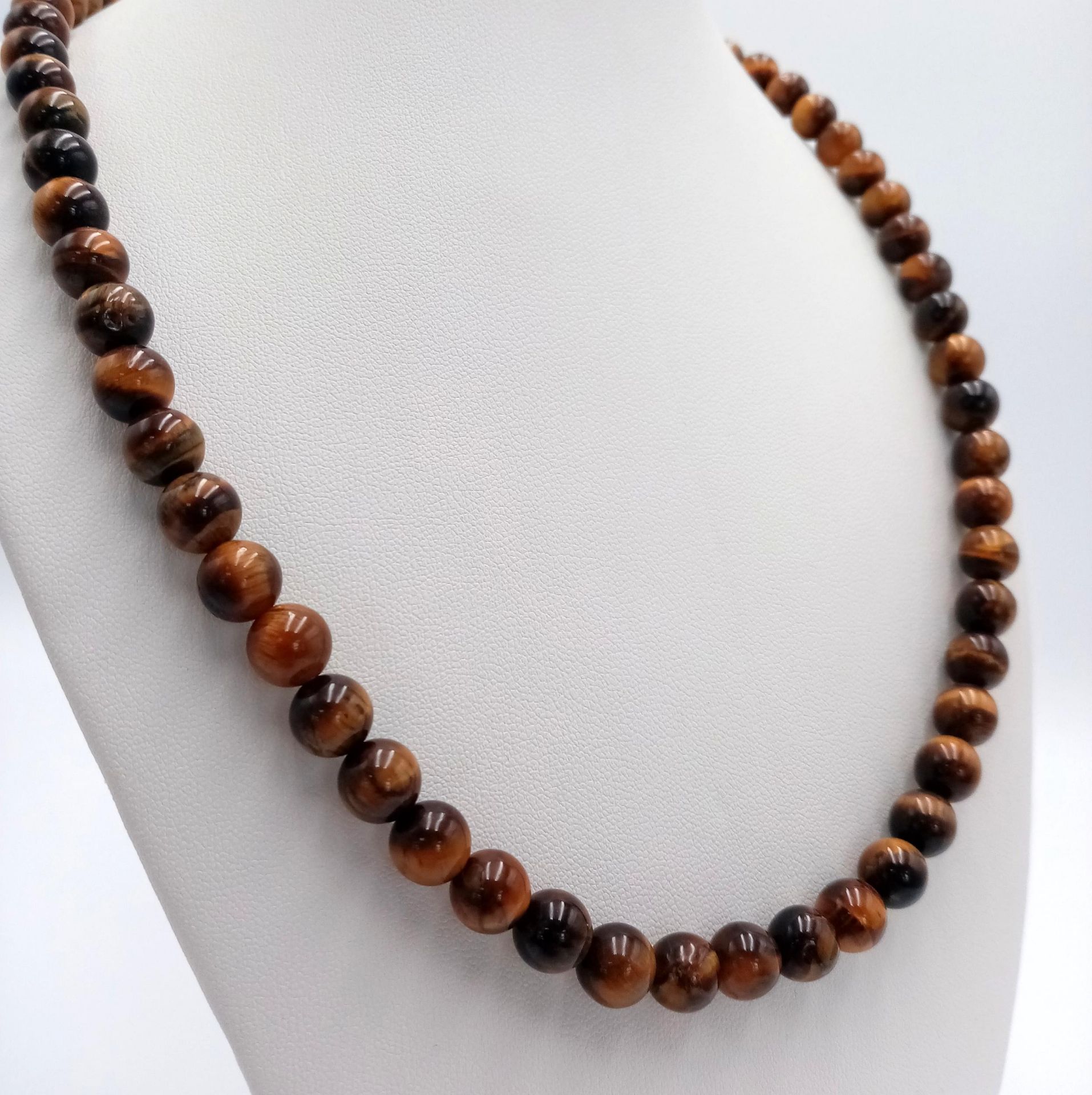 A Tigers Eye Beaded Necklace with Silver Clasp. 8mm beads. 46cm. - Bild 3 aus 5