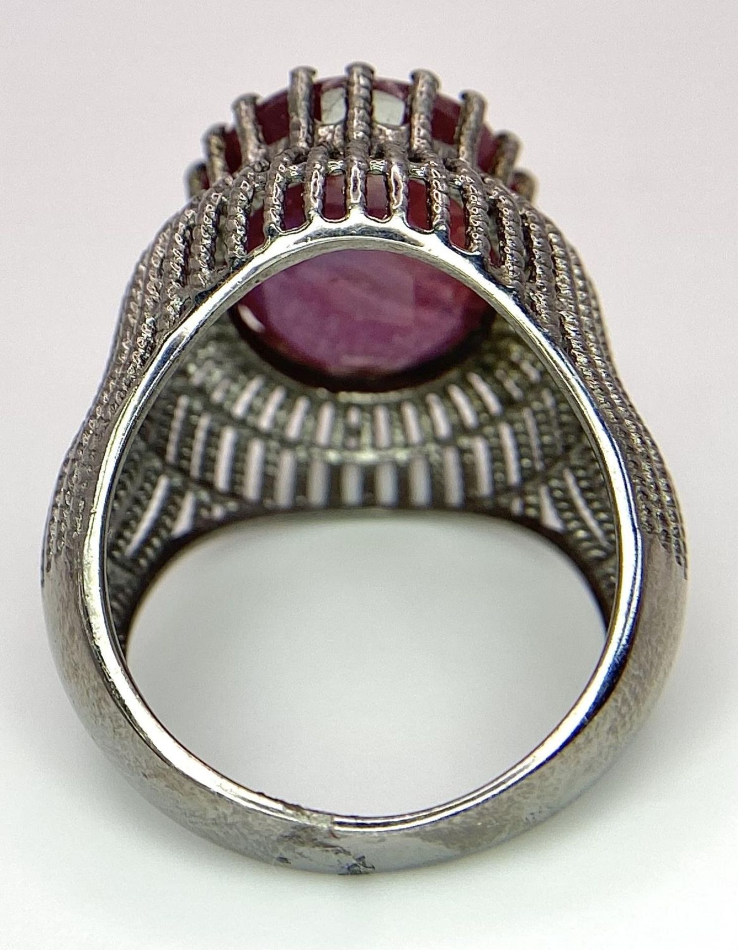 A Vintage Style 12ct Ruby Gemstone Ring set in 925 Silver. Size N. 8g total weight. - Bild 4 aus 6