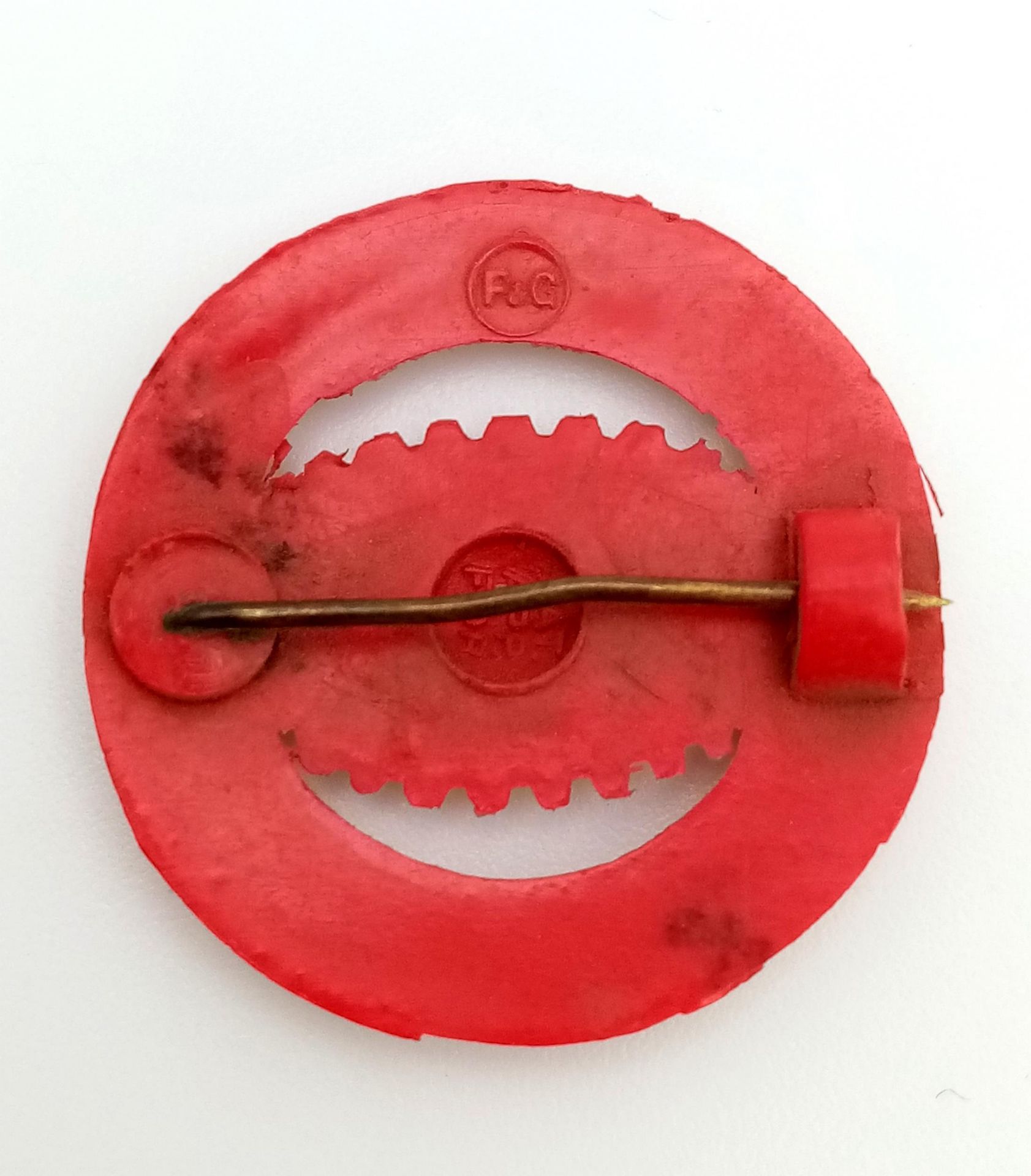 WW2 British Home Front Junior Salvage Steward Red Plastic (Cellulose Acetate) Economy Issue Badge. - Image 2 of 2