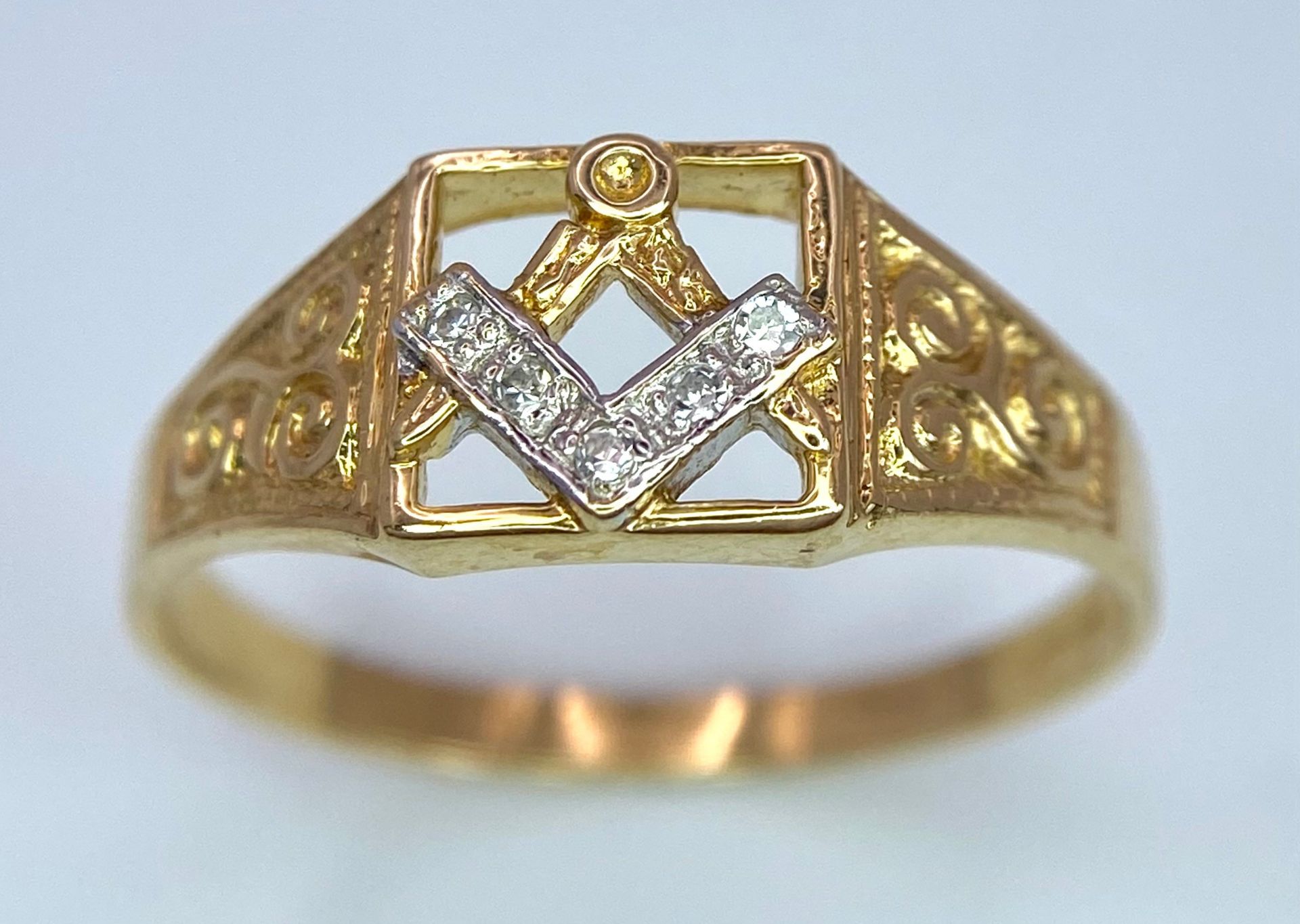 A 9K YELLOW GOLD DIAMOND SET MASONIC SYMBOL RING 2.7G SIZE U 1/2 SPAS 9017 - Image 4 of 6