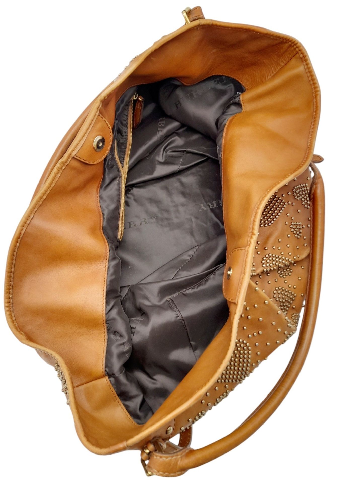 A Burberry Tan Studded Heart Hobo Bag. Leather exterior with stud embellishments, golden-toned - Image 5 of 8