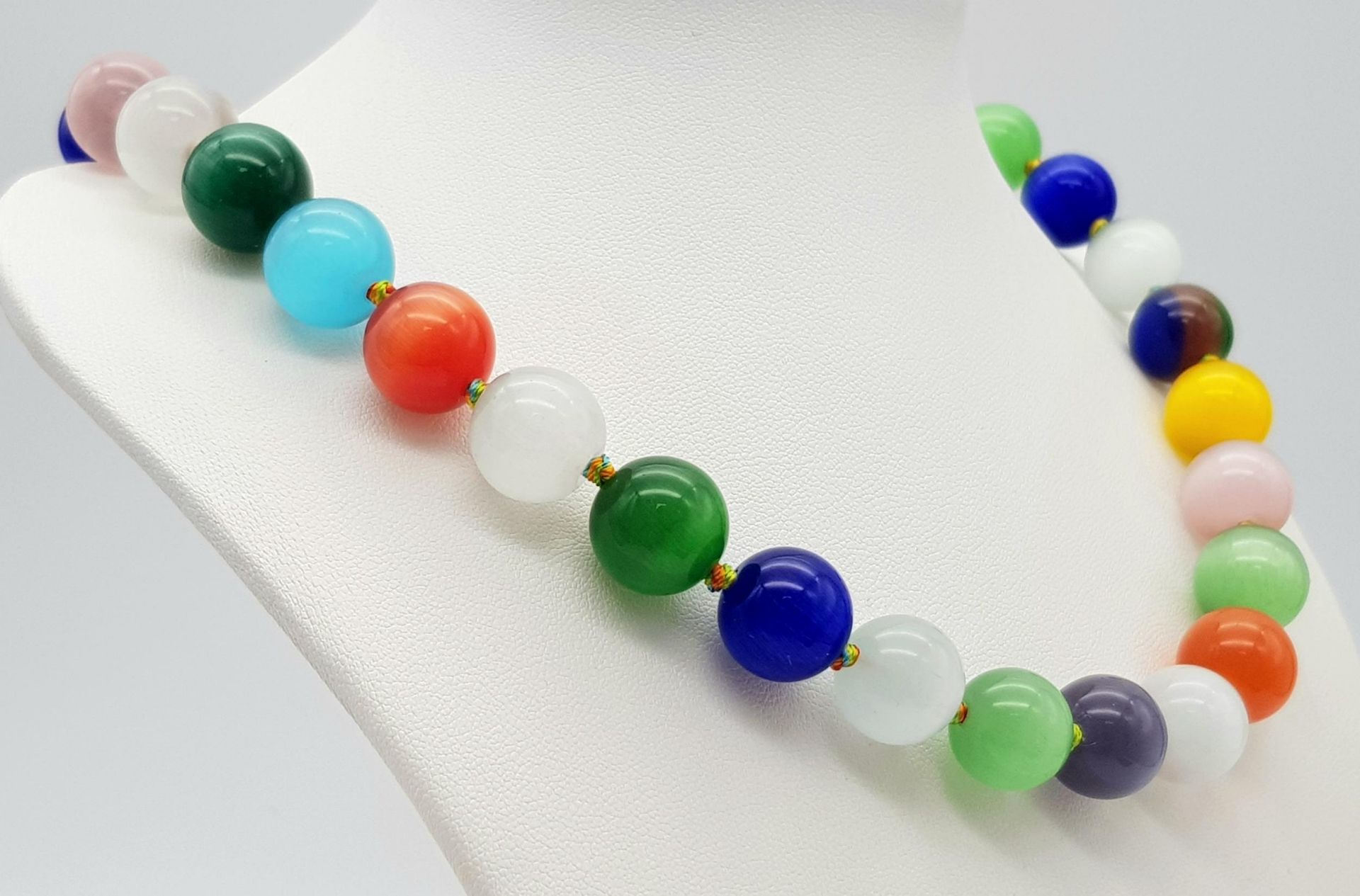 A Vibrant Multi-Coloured Cat's Eye Large Beaded Necklace. 14mm beads. 44cm necklace length. - Bild 2 aus 4