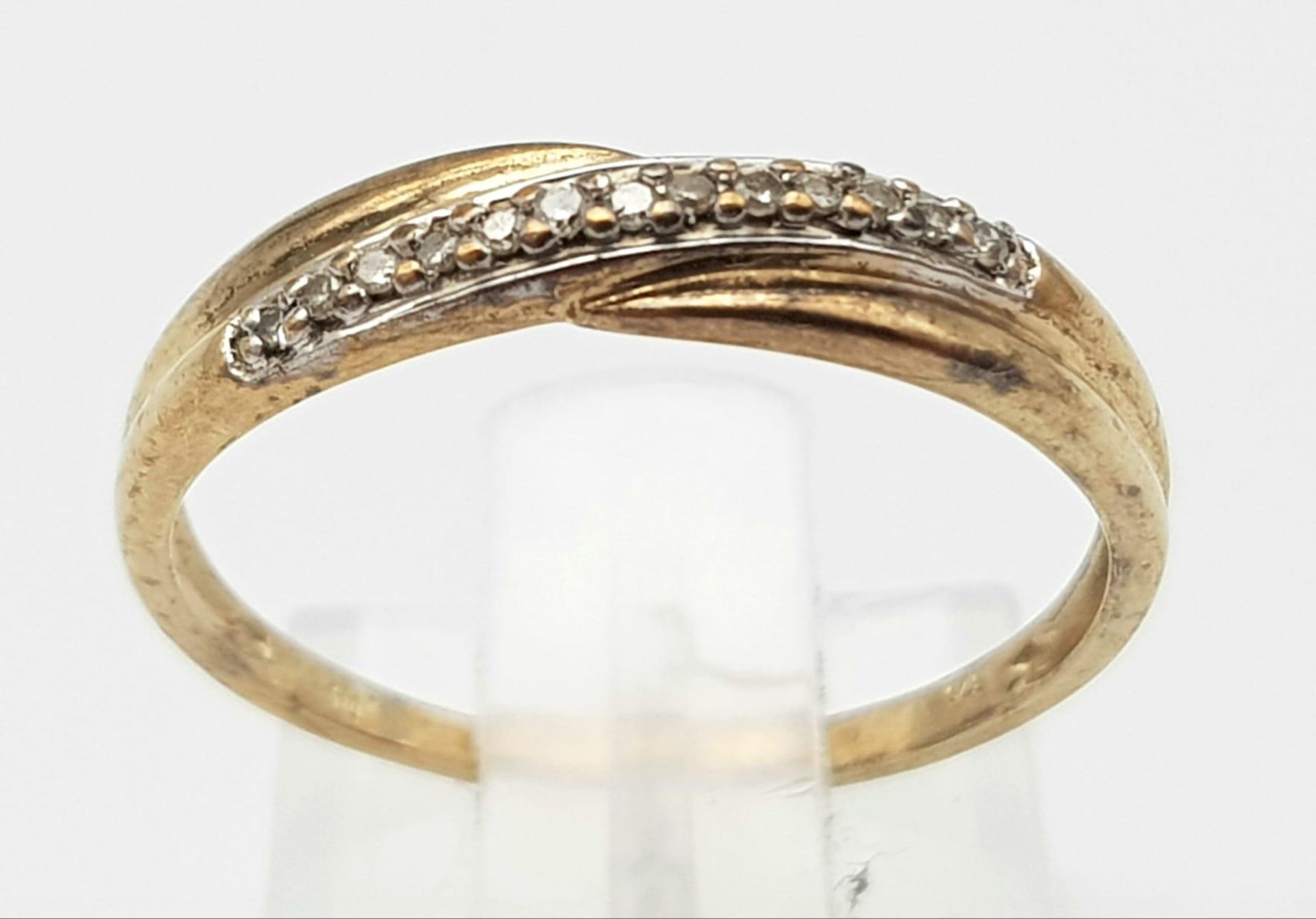 A 9K Yellow Gold Diamond Crossover Ring. Size M. 1.27g weight. - Image 2 of 4