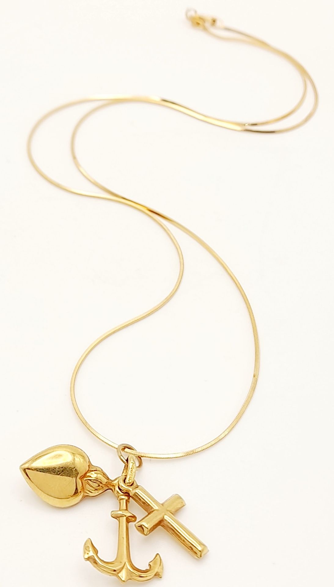 A 9k yellow gold box chain necklace with a 9k yellow gold faith, hope and love pendant, 4.1g total