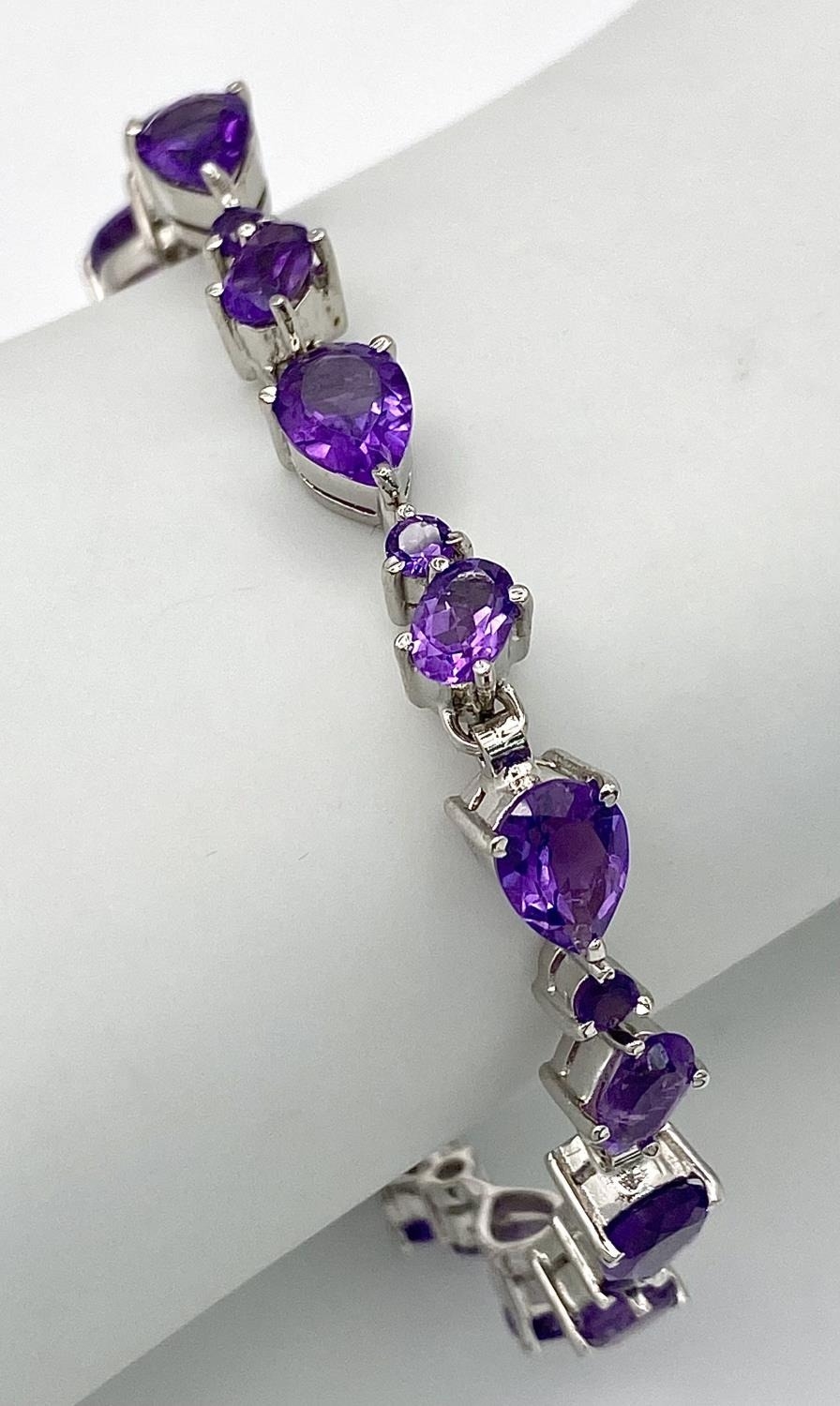 An Amethyst Tennis Bracelet. Set in 925 Sterling Silver. 27ctw. W-17.20g.19cm. Ref: HV-2170 - Bild 3 aus 4