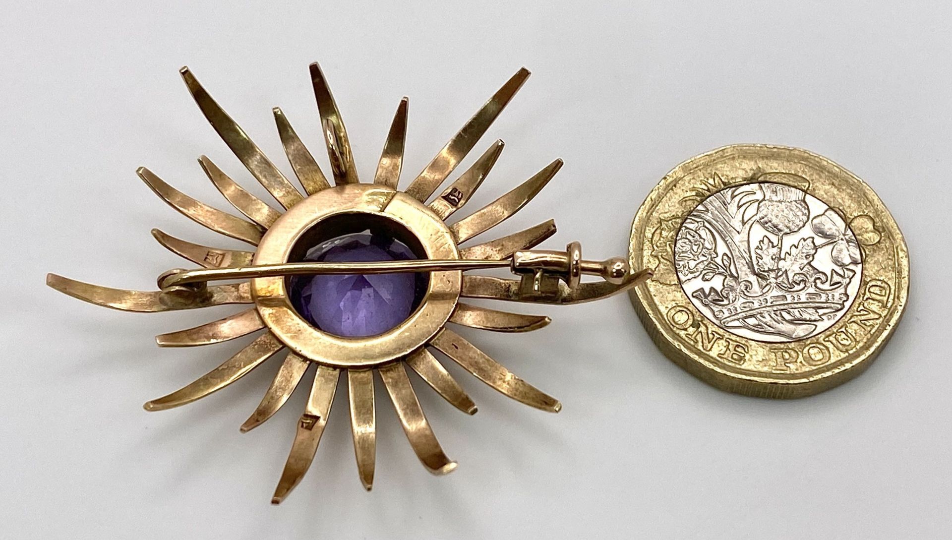 A Beautiful Vintage 18K Rose Gold and Purple Stone (possibly alexandrite) Star Brooch. 4.5cm. 7.7g - Bild 4 aus 5