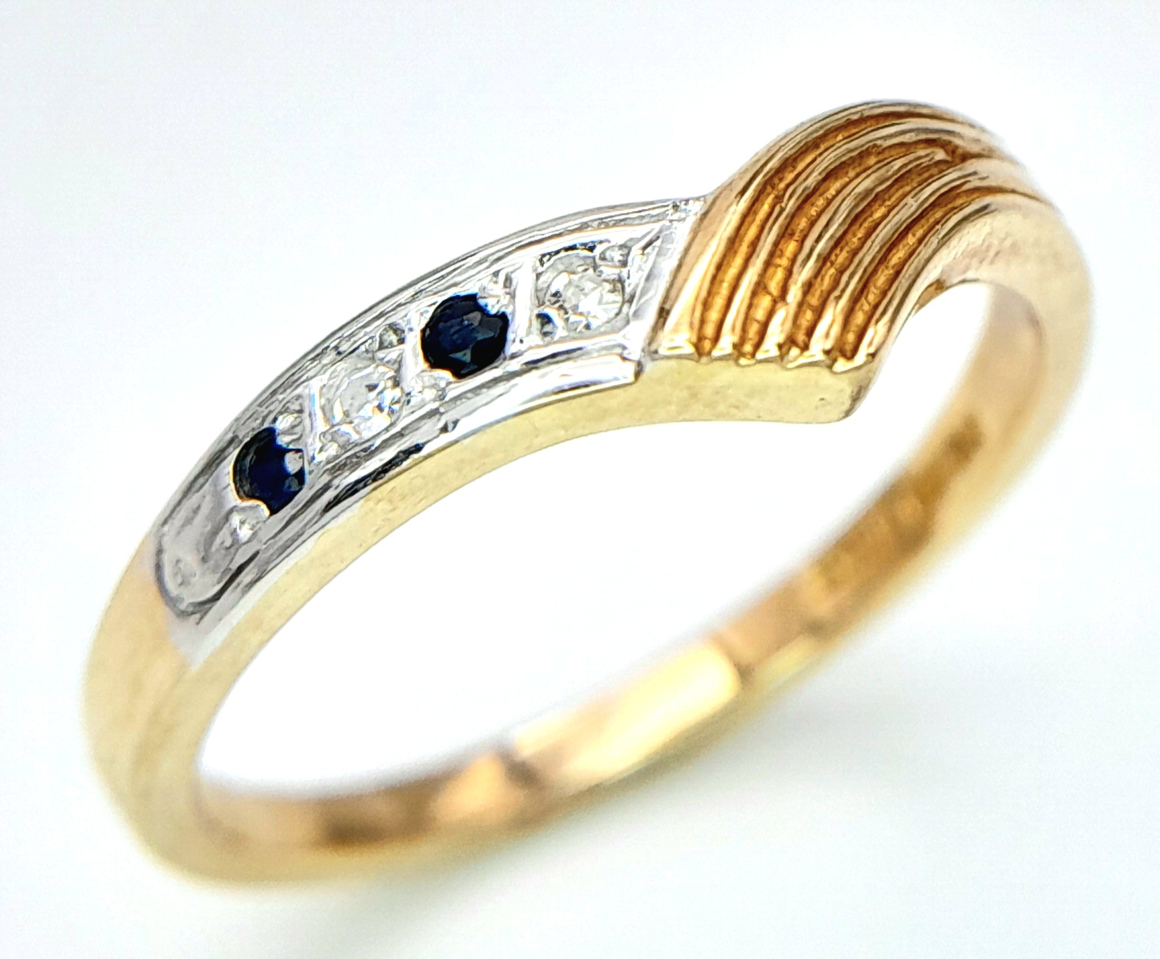 A 9K YELLOW GOLD DIAMOND AND SAPPHIRE SET WISHBONE RING. 2G. SIZE M. - Image 3 of 5
