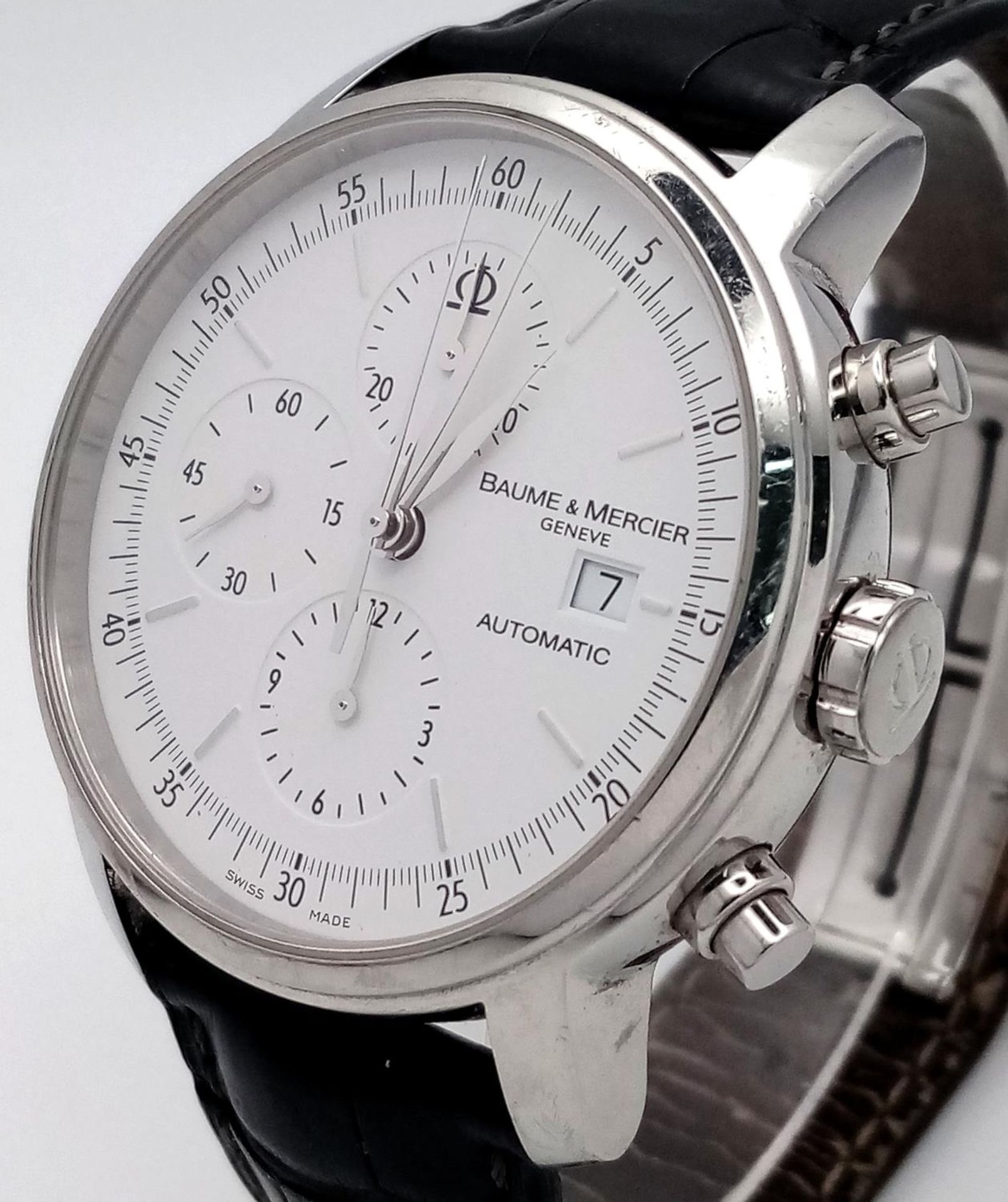 A Baume and Mercier Automatic Gents Watch. Black leather strap. Stainless steel case - 42mm. White - Image 3 of 9