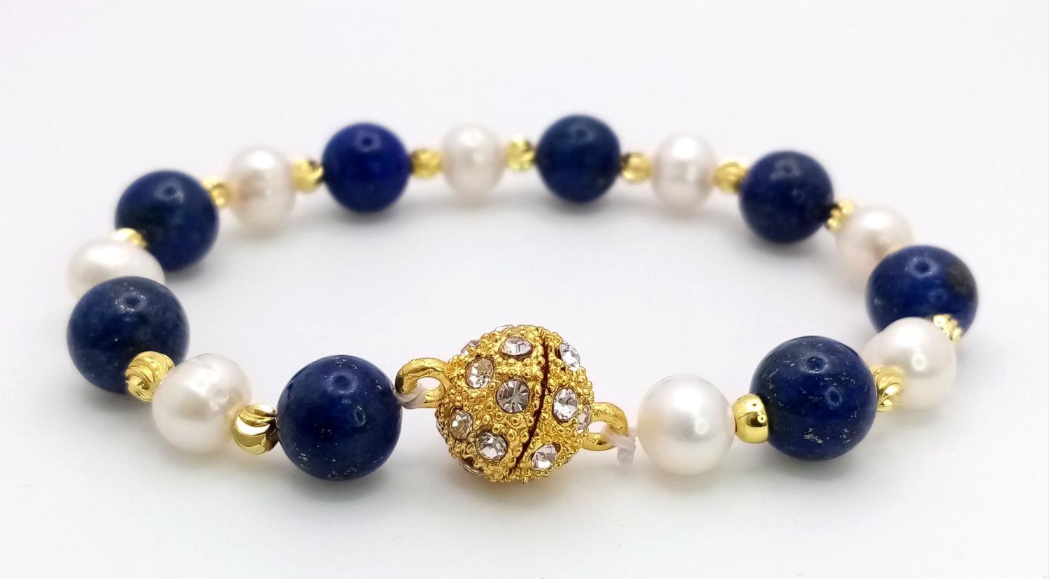 A Lapis Lazuli and Cultured Pearl Bracelet with Glitterball Clasp. 18cm - Image 4 of 4