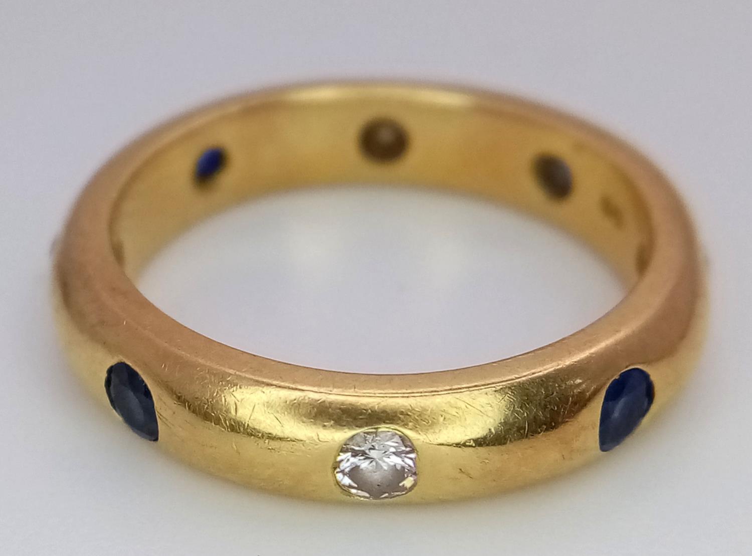 A 18K YELLOW GOLD DIAMOND & SAPPHIRE SET BAND RING 0.20CT DIAMONDS & 0.25CT SAPPHIRES 5.5G SIZE K. - Image 4 of 5