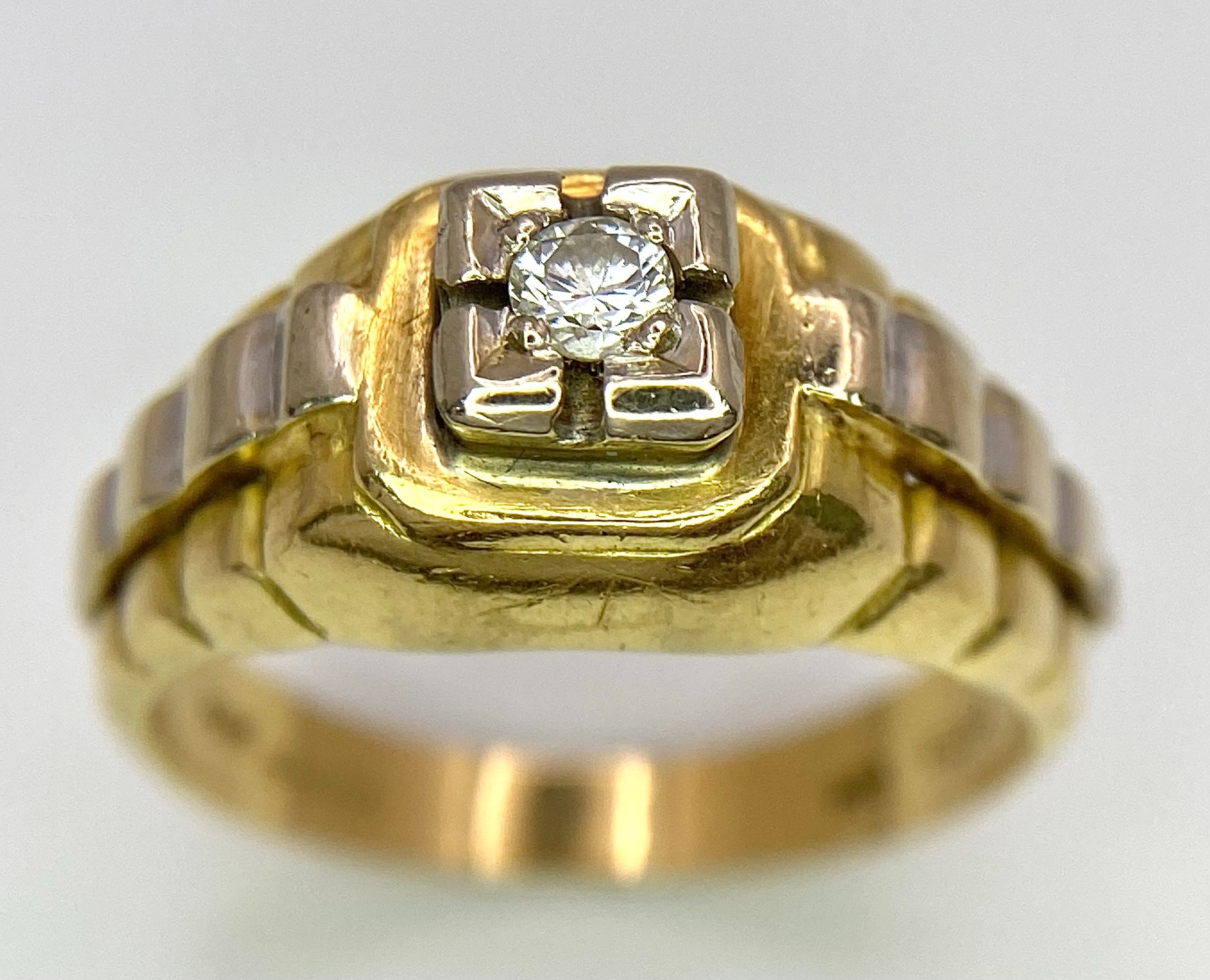 AN 18K TWO COLOUR ROLEX STYLE DIAMOND RING. 6.8G. SIZE P.