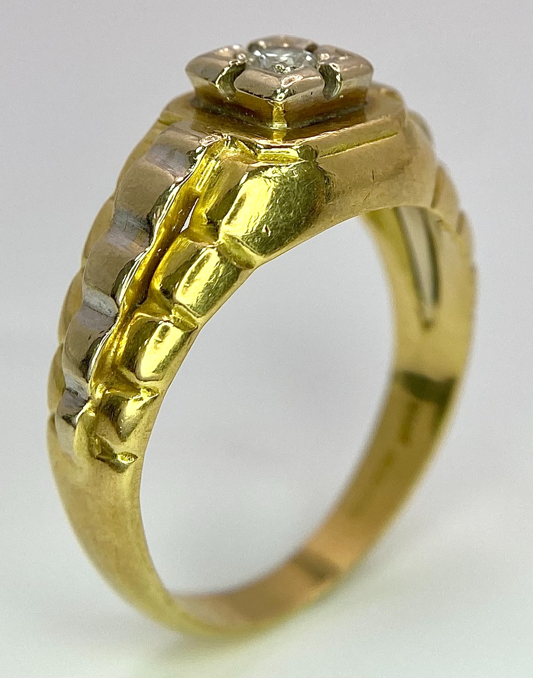 AN 18K TWO COLOUR ROLEX STYLE DIAMOND RING. 6.8G. SIZE P. - Image 4 of 10