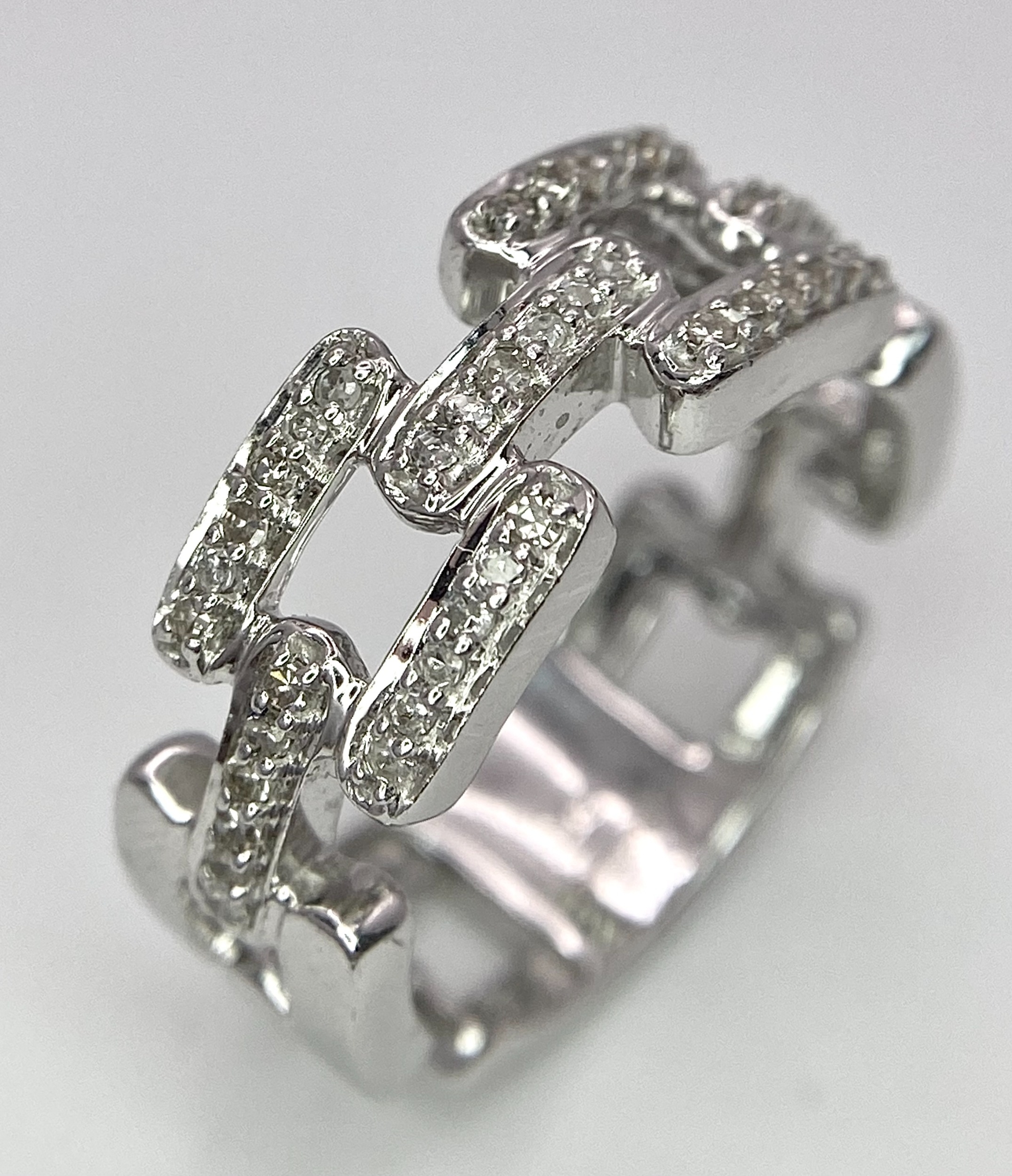 A 9K WHITE GOLD DIAMOND SET LINK RING. 0.25ctw, Size N, 4.7g total weight. Ref: SC 8003 - Bild 4 aus 6