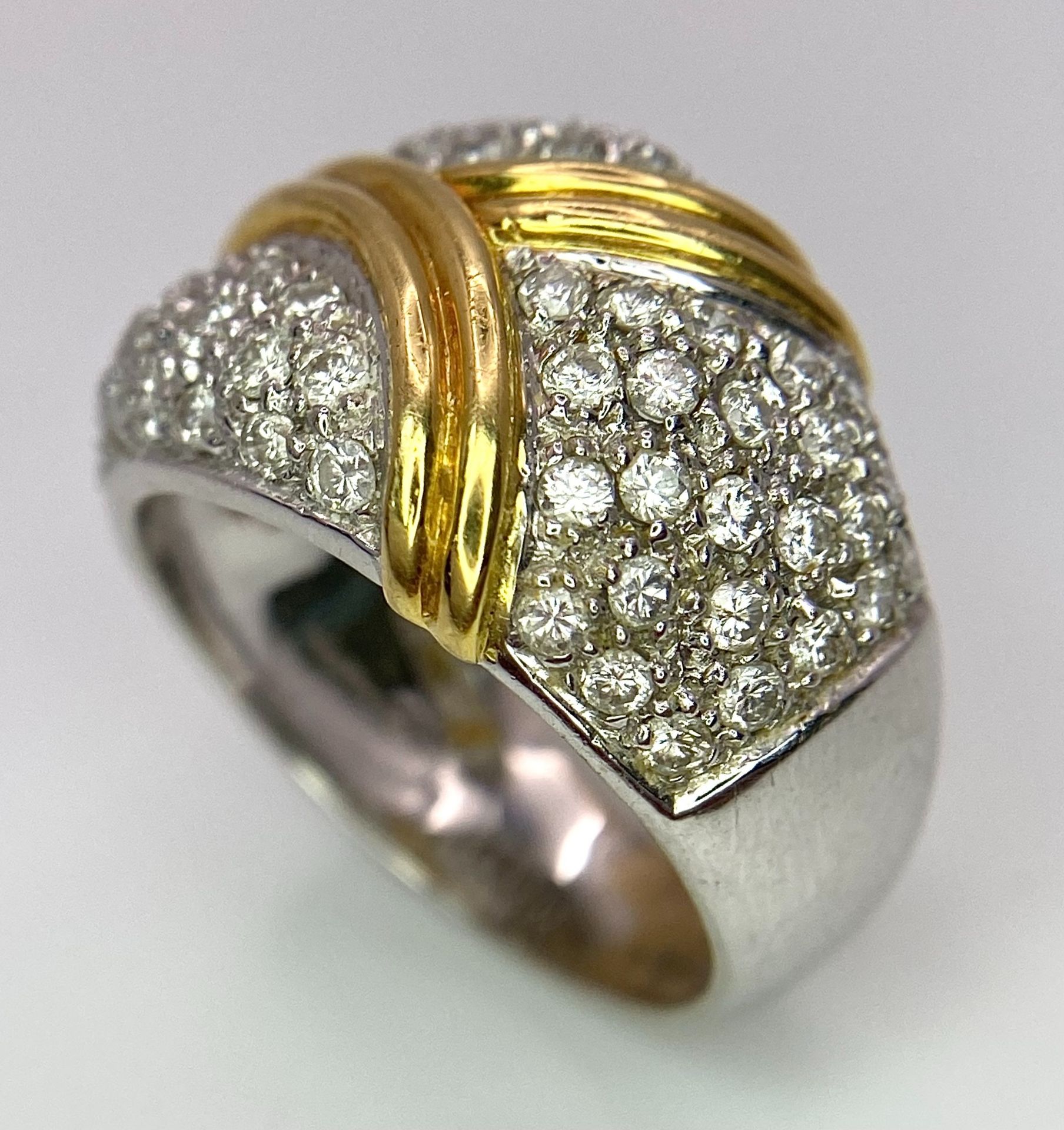 An 18K White and Yellow Gold Diamond Cluster Ring. Three small fields of diamonds separated by - Bild 4 aus 8