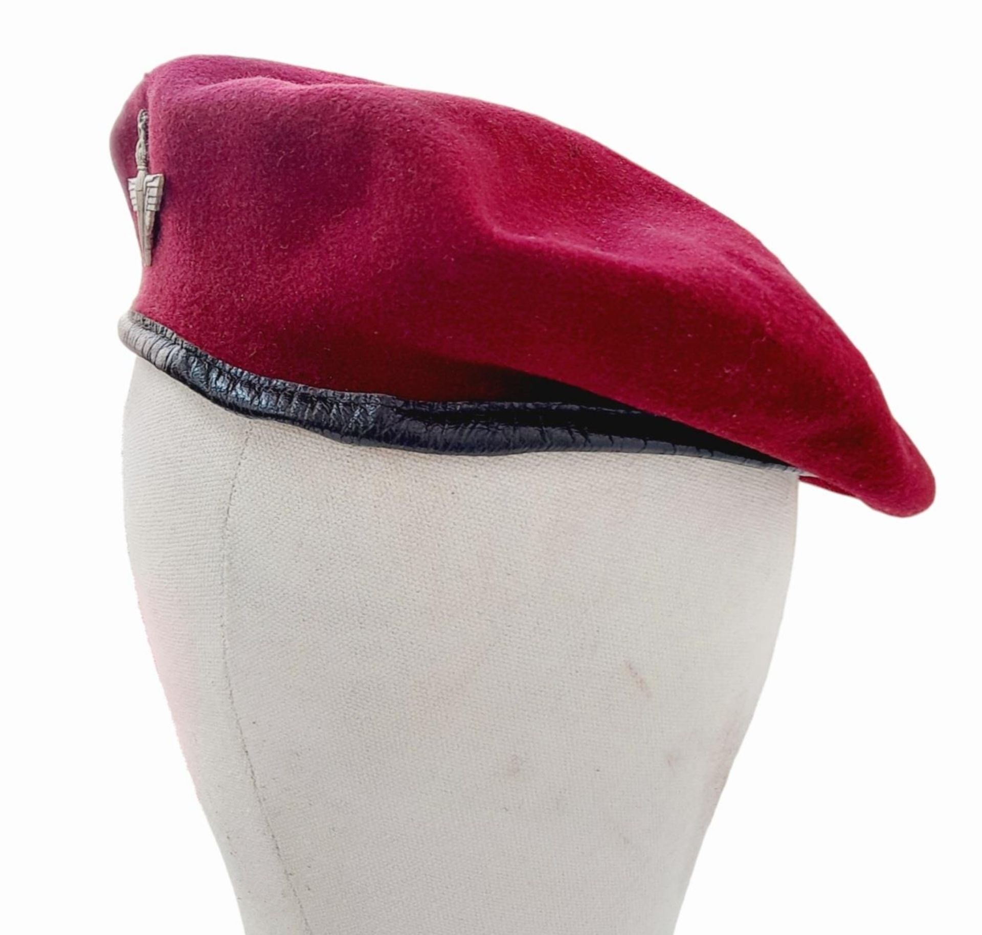 1943 Dated British Paratrooper Beret, The leather banding is coming away from the actual beret in - Bild 3 aus 5