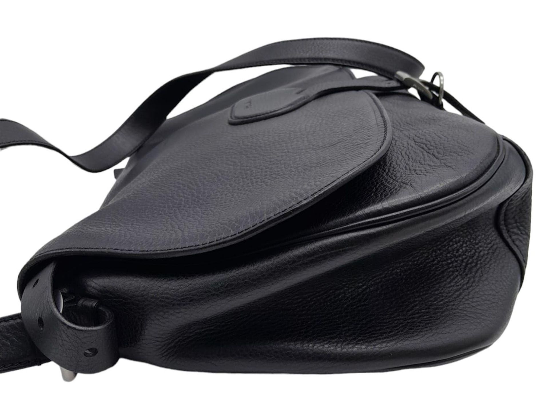 A Prada Black Leather Crossbody Satchel Bag. Textured exterior with buckled flap. Spacious leather - Bild 3 aus 14