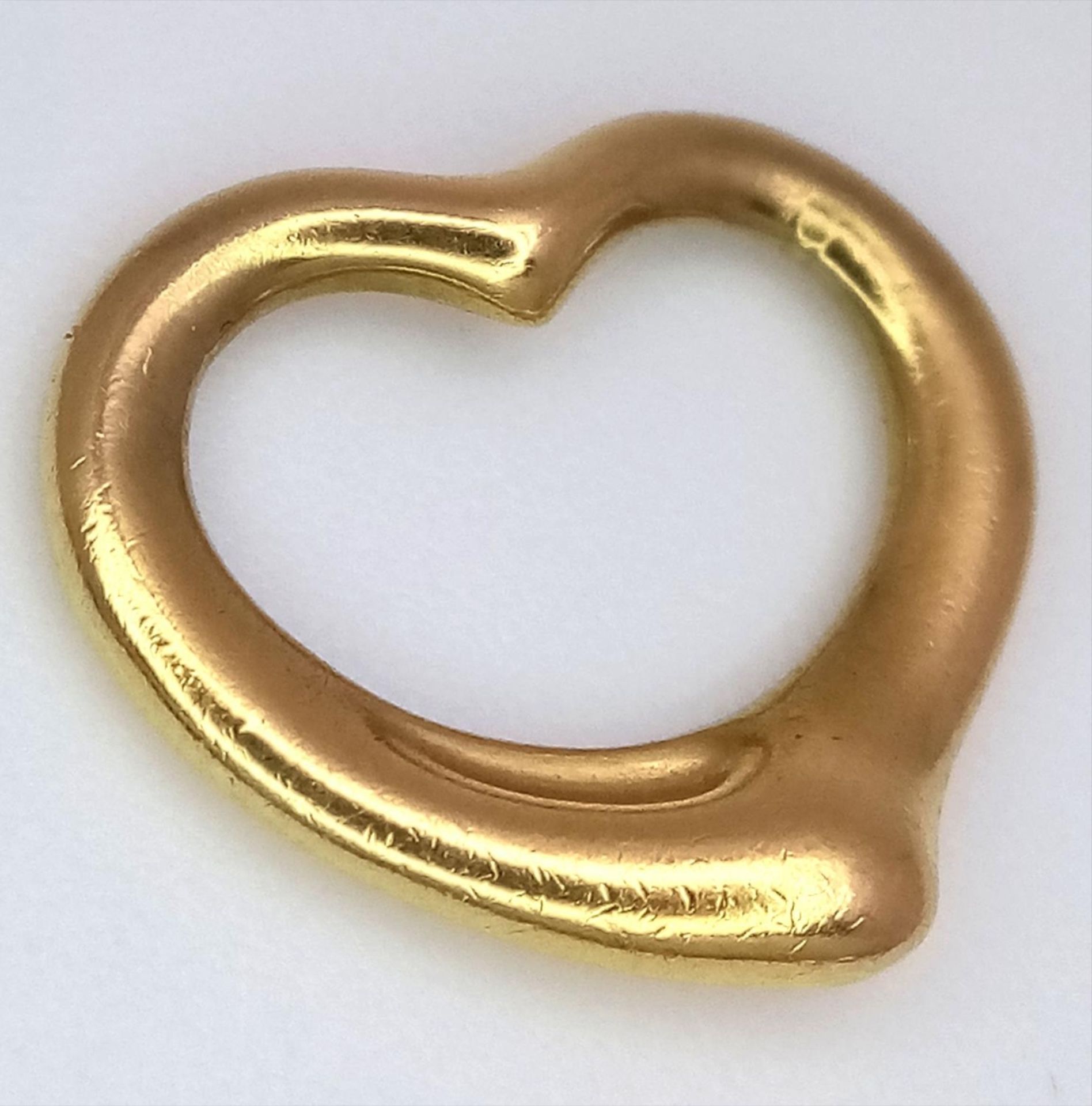 A Tiffany and Co. 18K Yellow Gold Heart Pendant. Tiffany markings. 15 x 15mm. 2g - Bild 2 aus 5