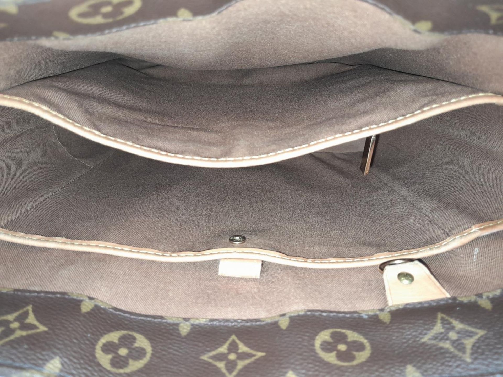 A Louis Vuitton Vavin GM Tote Bag. Monogramed canvas exterior with gold-toned hardware and two - Bild 6 aus 7